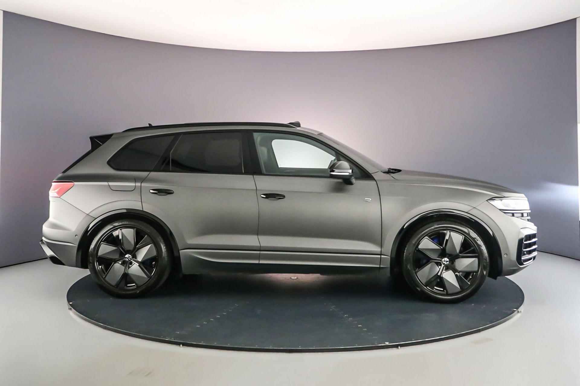 Volkswagen Touareg R 3.0 TSI eHybrid 462pk Tiptronic Trekhaak, Panoramadak, Lederen bekleding, Luchtvering, Head up display, LED matrix verlichting, 360 camera, Adaptive cruise control - 7/60