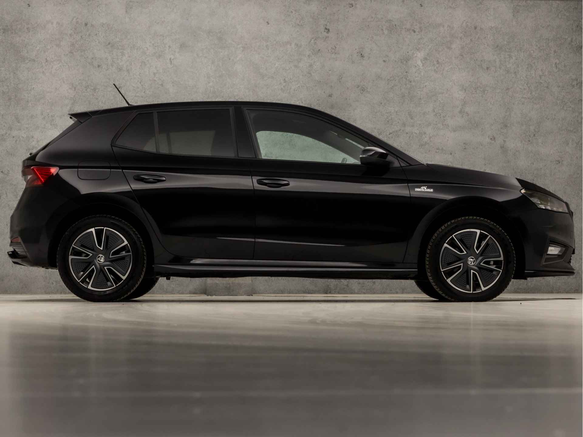 Škoda Fabia 1.0 TSI Monte Carlo Black Edition Automaat (2024, PANORAMADAK, APPLE CARPLAY, GROOT NAVI, STUUR/STOELVERWARMING, CAMERA, SPORTSTOELEN, GETINT GLAS, LED KOPLAMPEN, NIEUWSTAAT) - 4/40