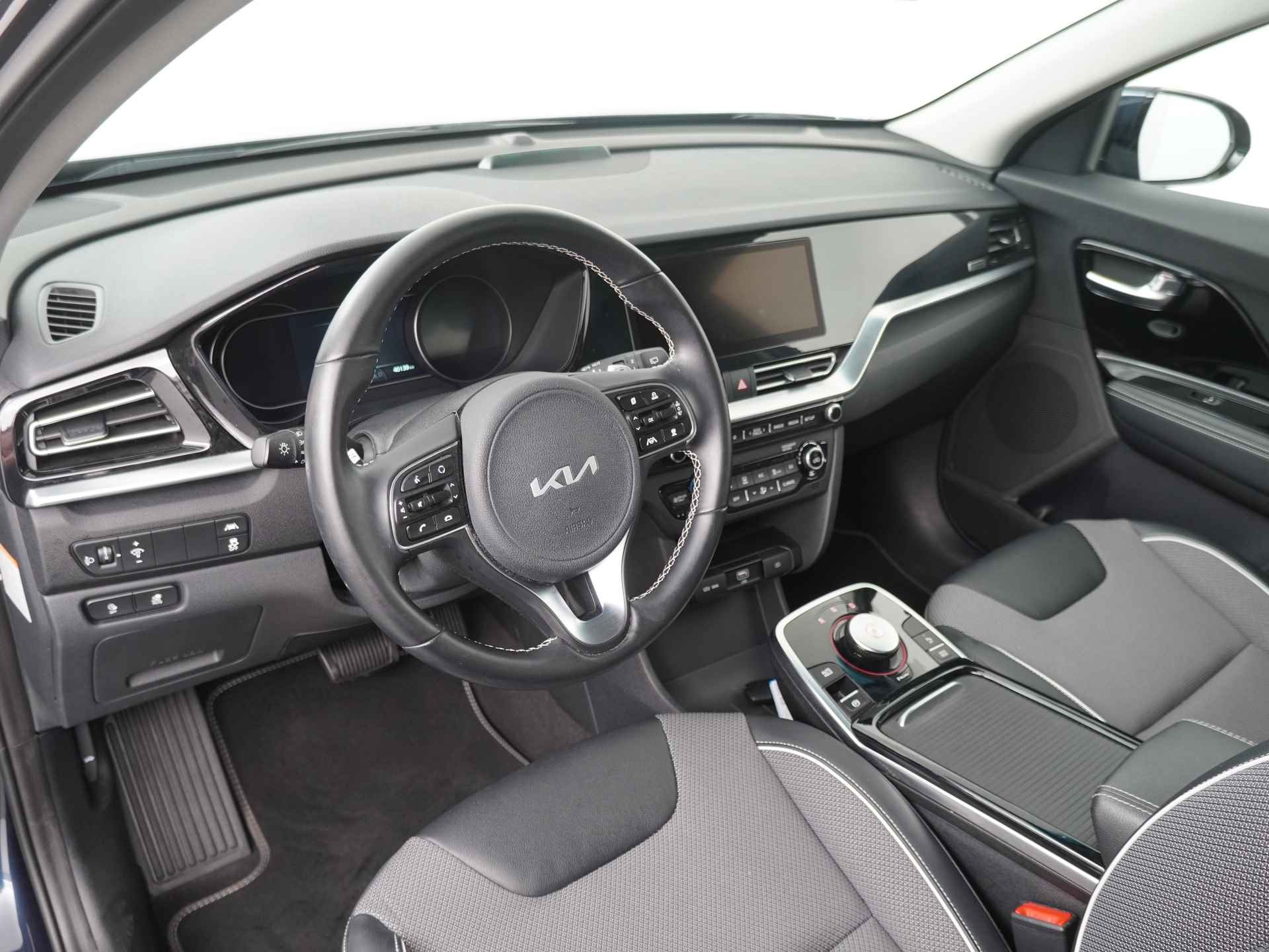 Kia e-Niro DynamicLine 64 kWh *€2000 Subsidie beschikbaar* - Navigatie - Adaptief Cruise Control - Climate Control - Keyless Entry - Apple/Android Carplay - Fabrieksgarantie Tot 2029 - 18/50