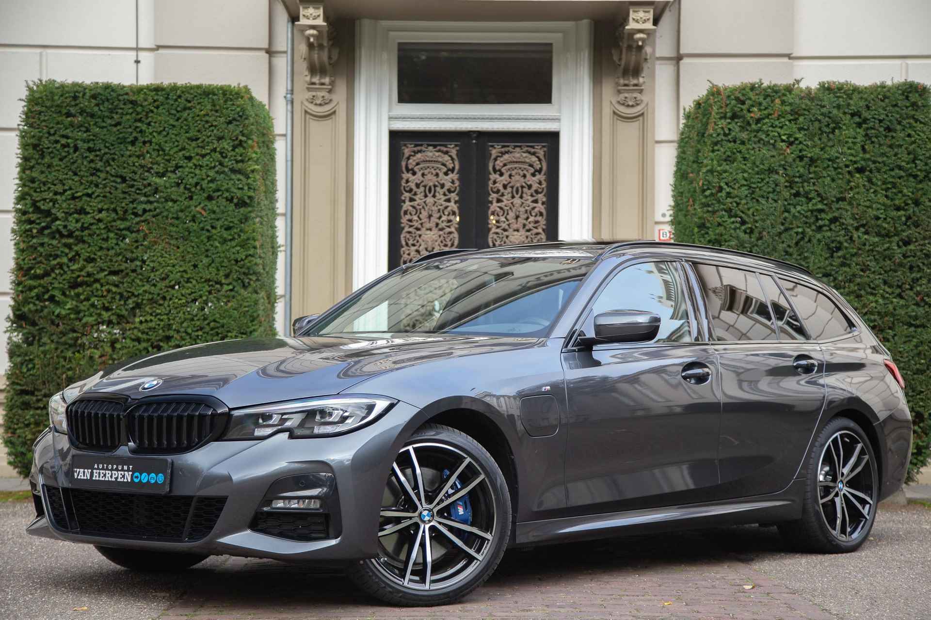 BMW 3-serie Touring 330e M-Sport Trekhaak | Pano | Leder | Carplay | Nieuwstaat - 1/64