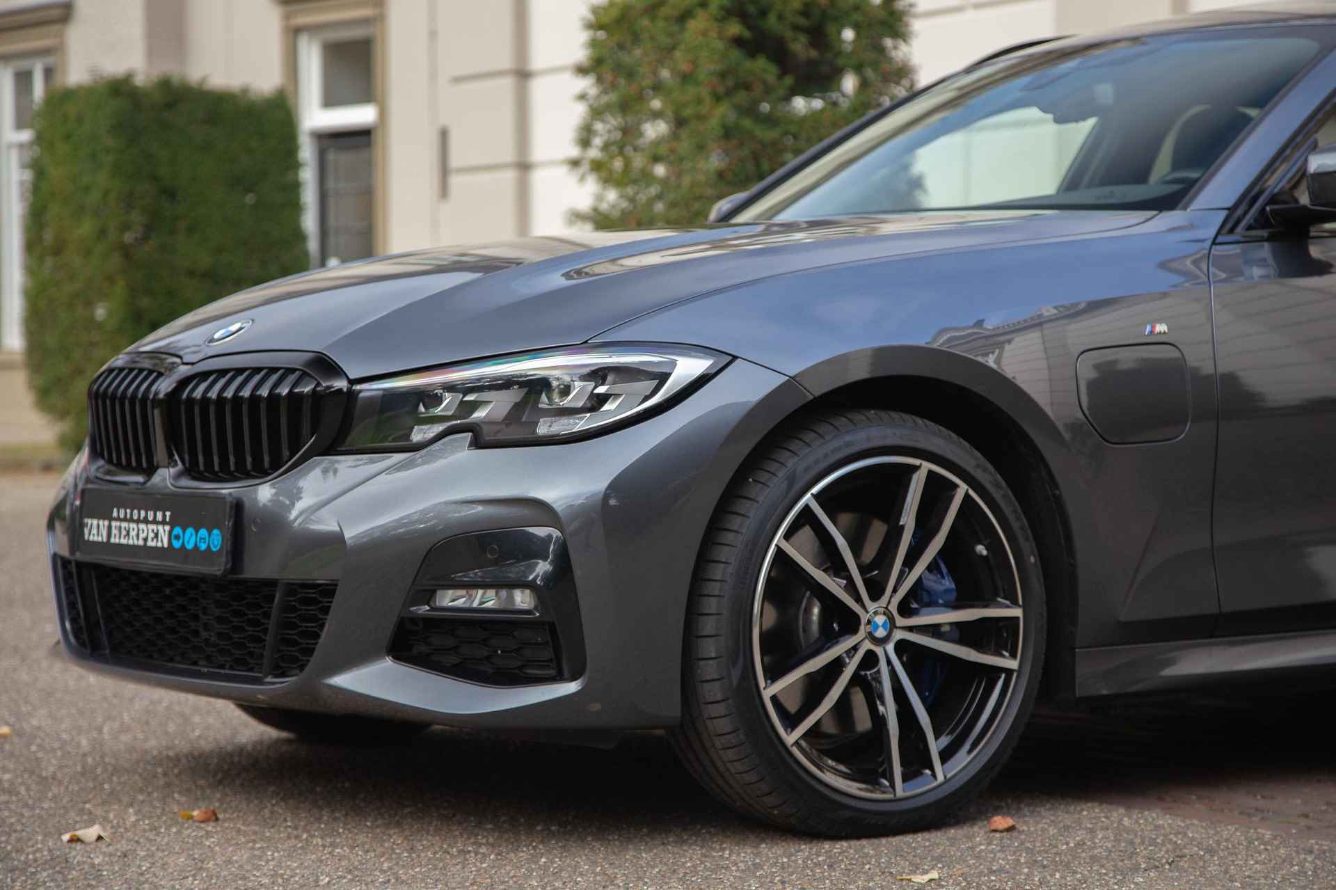 BMW 3-serie Touring 330e M-Sport Trekhaak | Pano | Leder | Carplay | Nieuwstaat - 9/64