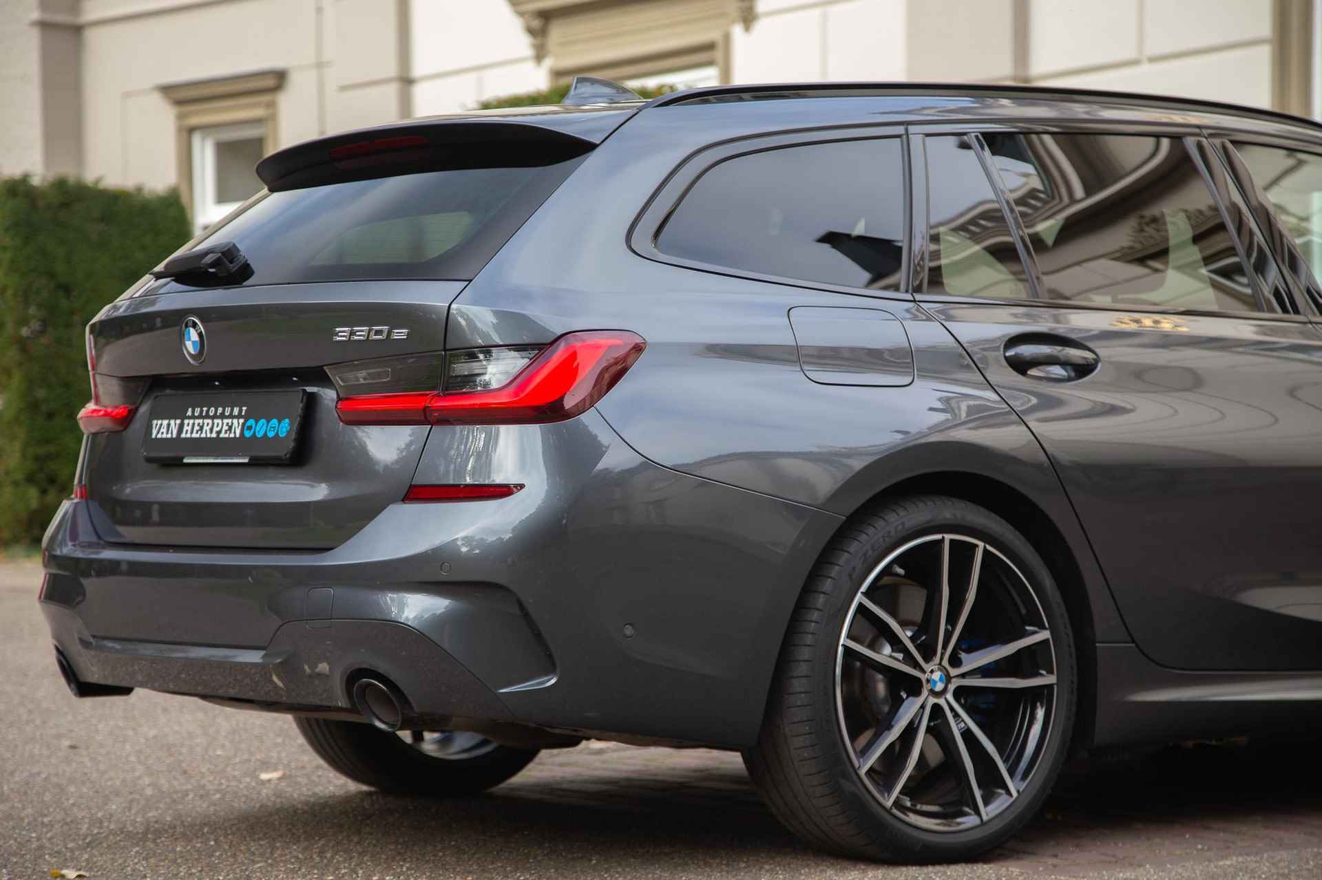 BMW 3-serie Touring 330e M-Sport Trekhaak | Pano | Leder | Carplay | Nieuwstaat - 12/64