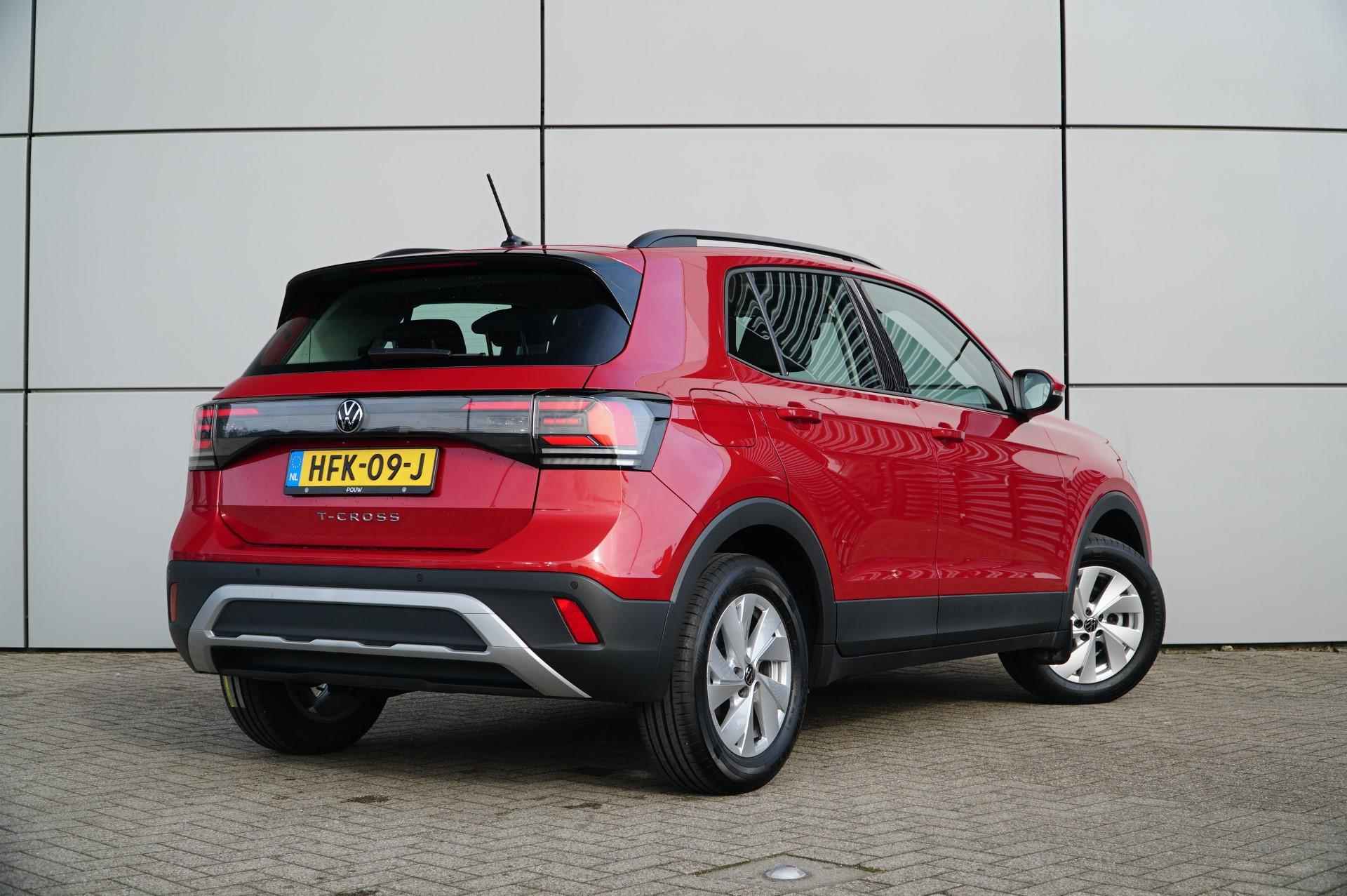 Volkswagen T-Cross 1.0 TSI 116pk DSG Life Edition | Stoelverwarming | Parkeersensoren Achter | Apple Carplay/Android Auto | 16'' LMV - 2/47