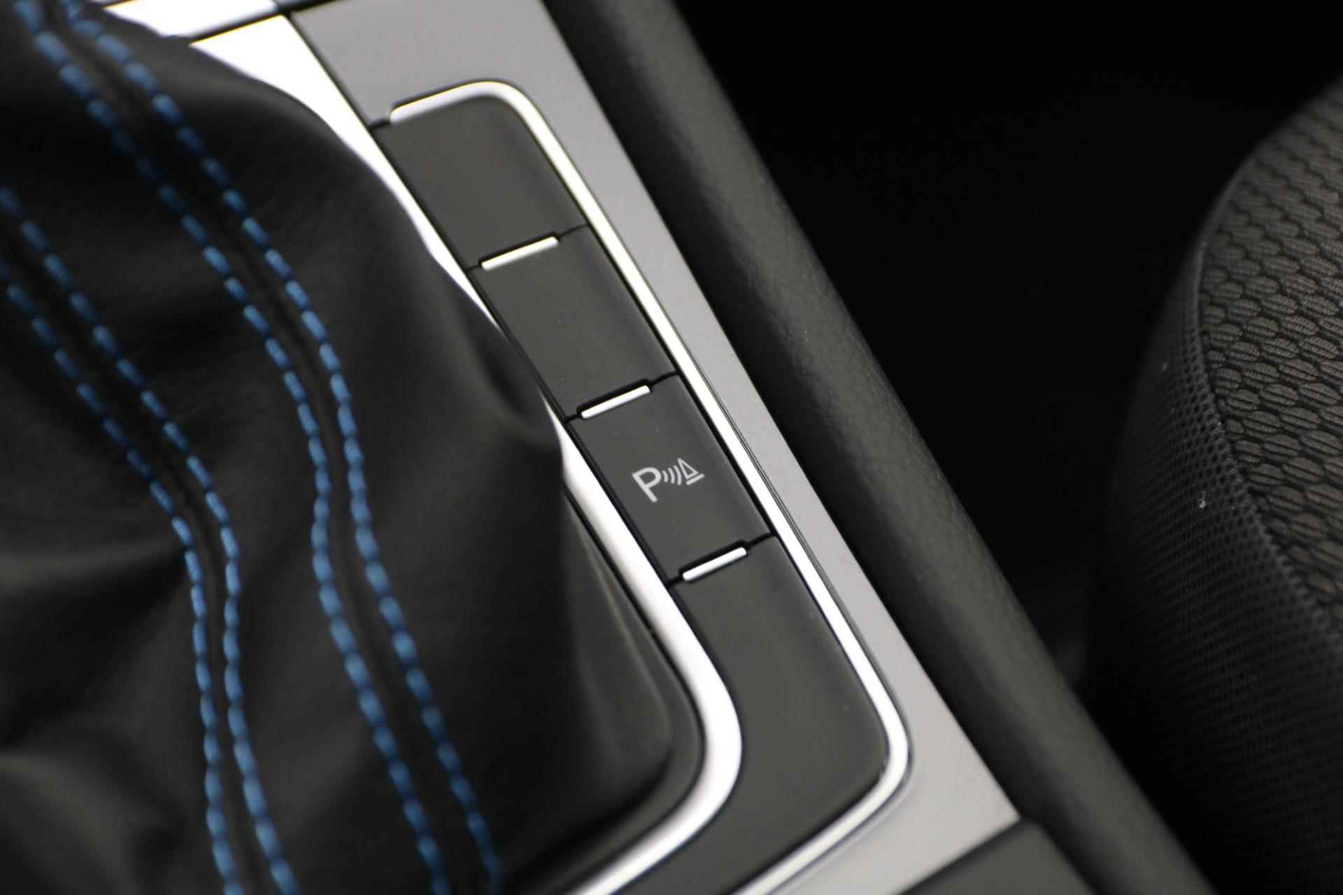 Volkswagen e-Golf 136pk E-DITION | Navigatie | Verwarmbare Voorruit | Active Info Display - 45/46