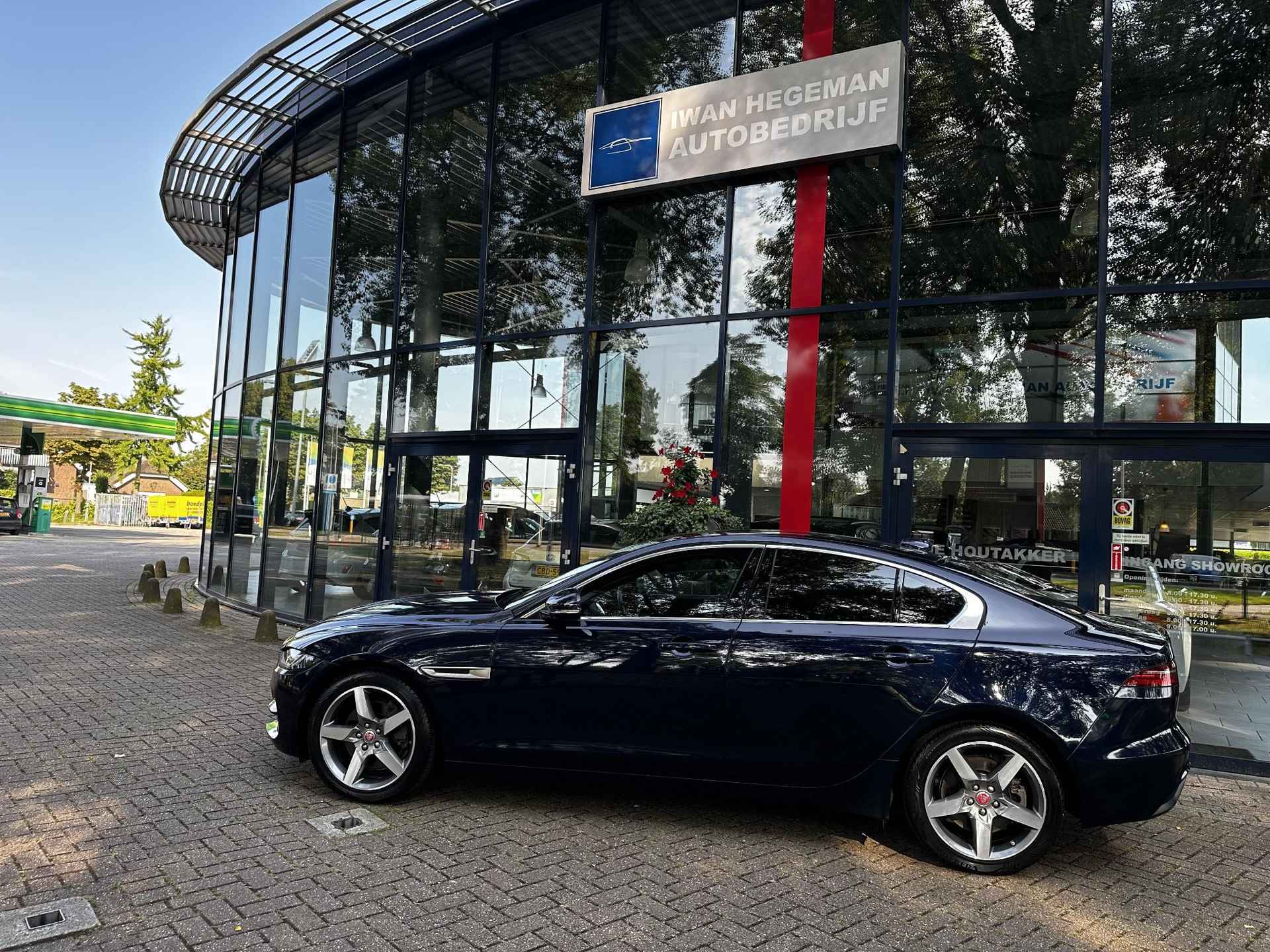 Jaguar XE 2.0 P250 SE | Stoelverwarming | Carplay | Navi | Camera | DAB | Climate Control | Digital Display - 4/32