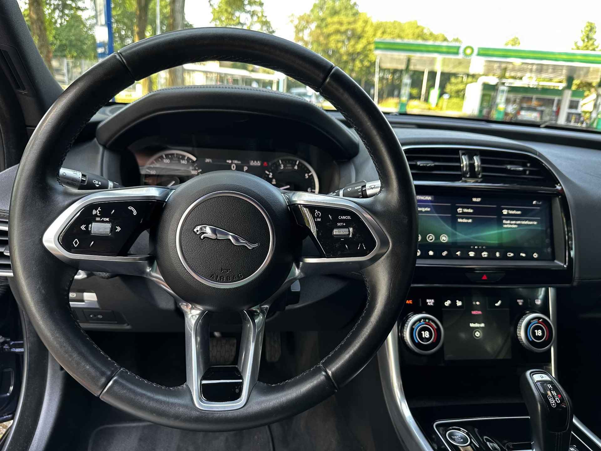 Jaguar XE 2.0 P250 SE | Stoelverwarming | Carplay | Navi | Camera | DAB | Climate Control | Digital Display - 20/32