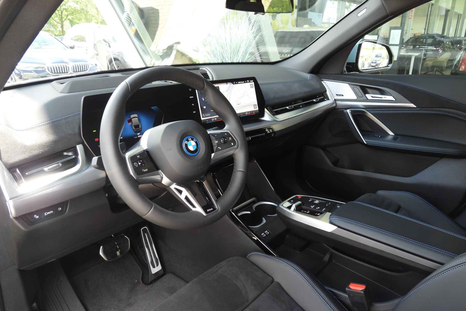 BMW iX2 xDrive30 High Executive M Sport 65kWh / Panoramadak / Sportstoelen / Parking Assistant Plus / Adaptief M Onderstel / Adaptieve LED / Comfort Access - 11/51