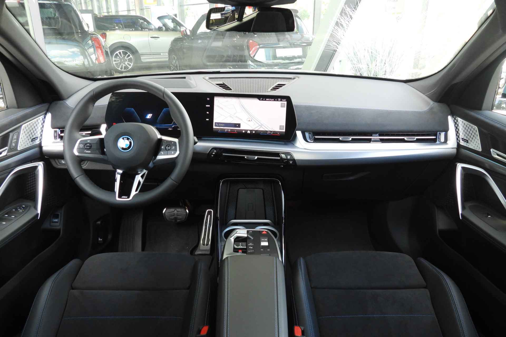 BMW iX2 xDrive30 High Executive M Sport 65kWh / Panoramadak / Sportstoelen / Parking Assistant Plus / Adaptief M Onderstel / Adaptieve LED / Comfort Access - 33/51