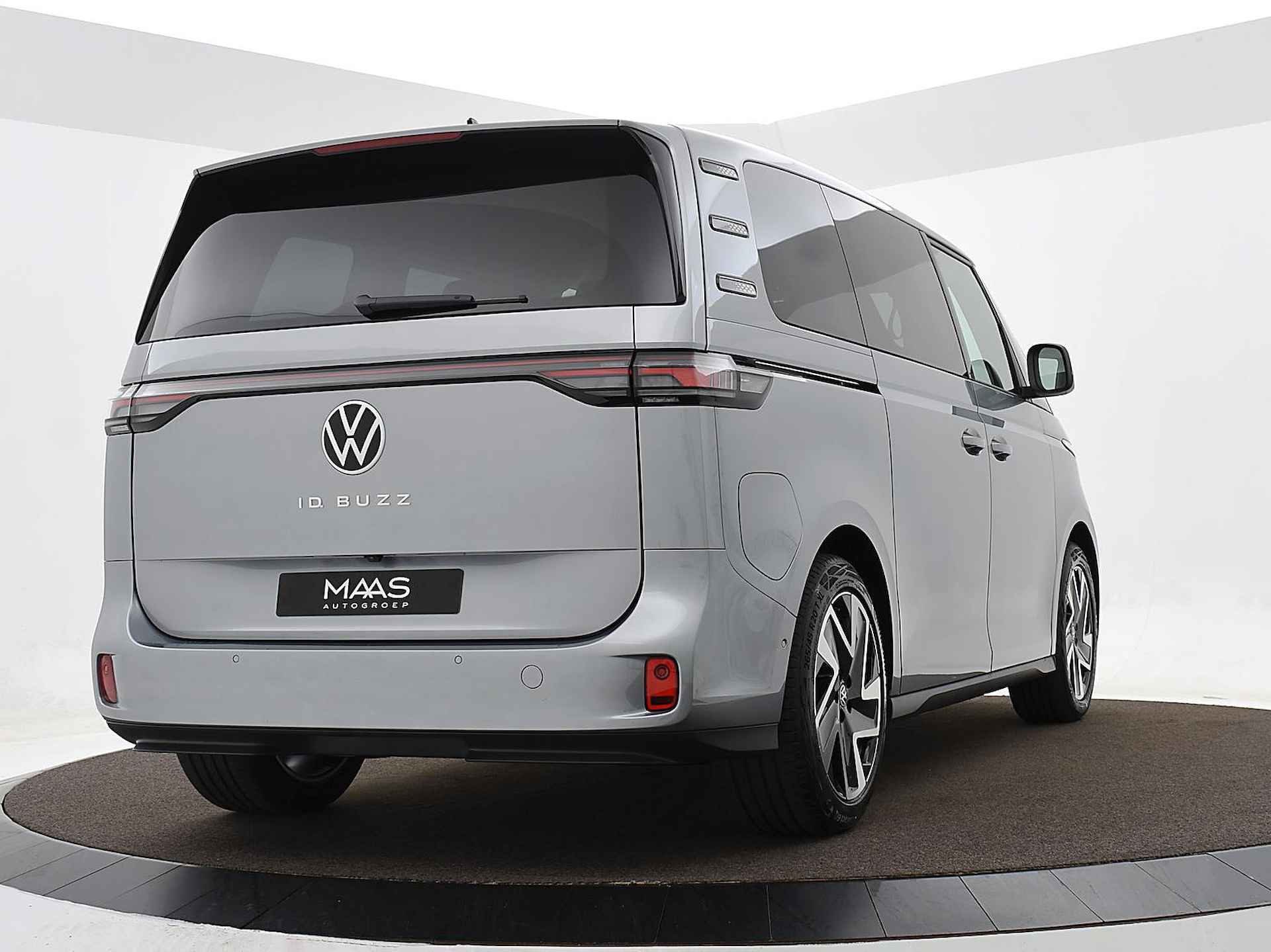 Volkswagen ID. Buzz Pro Advantage Elektromotor 150 kW / 204 pk electr. aandrijving · Assistance pakket · Design pakket · Multimedia pakket · Open & close pakket · trekhaak electrisch uitklapbaar/mechanisch inklapbaar · voerstoelen verwarmbaar · MEGA Sale - 3/33