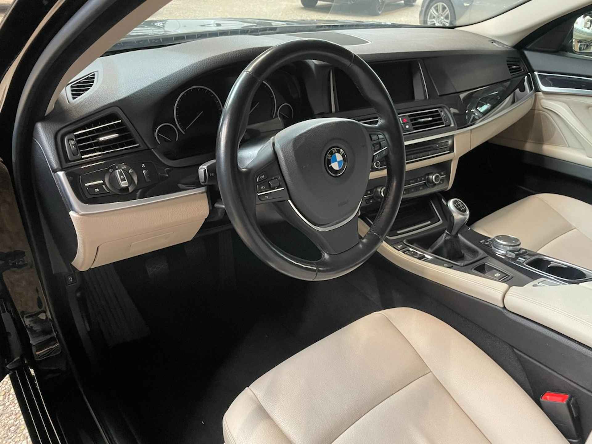 BMW 5-serie 520i Executive/key-less/navi professional/nap/Dealer onderhouden - 8/30