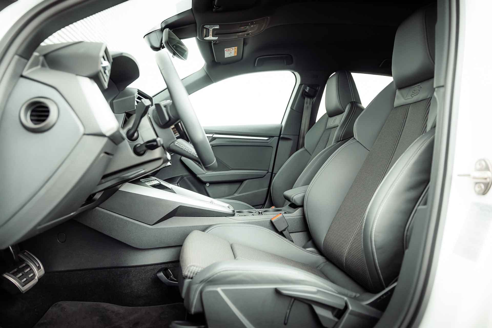 Audi A3 Sportback 40 TFSI e 204pk s-tronic S Line | Comfortsleutel | Stoelverwarming | Optiek zwart | Privacy glass | 18' LM velgen - 16/34