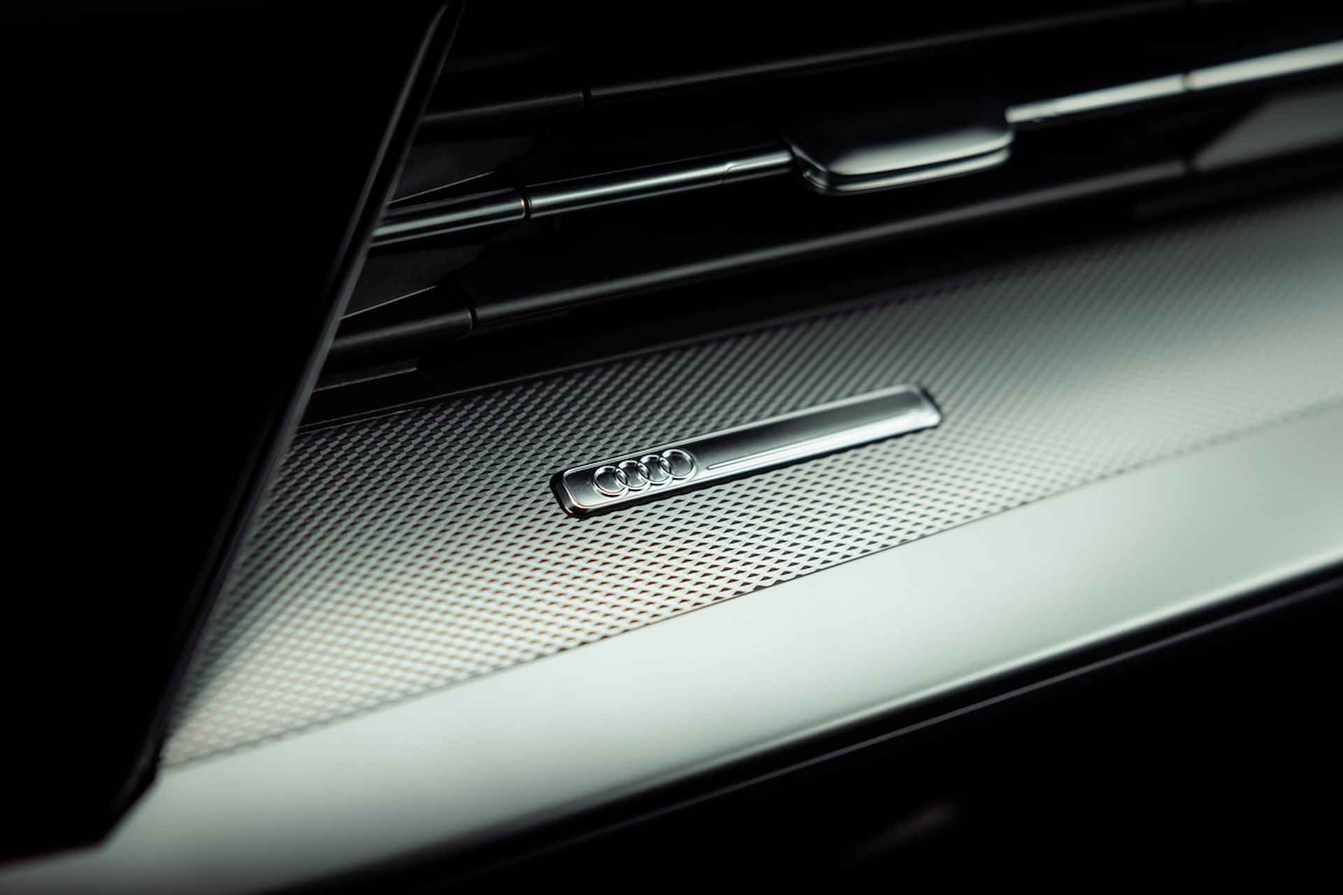 Audi A3 Sportback 40 TFSI e 204pk s-tronic S Line | Comfortsleutel | Stoelverwarming | Optiek zwart | Privacy glass | 18' LM velgen - 28/34