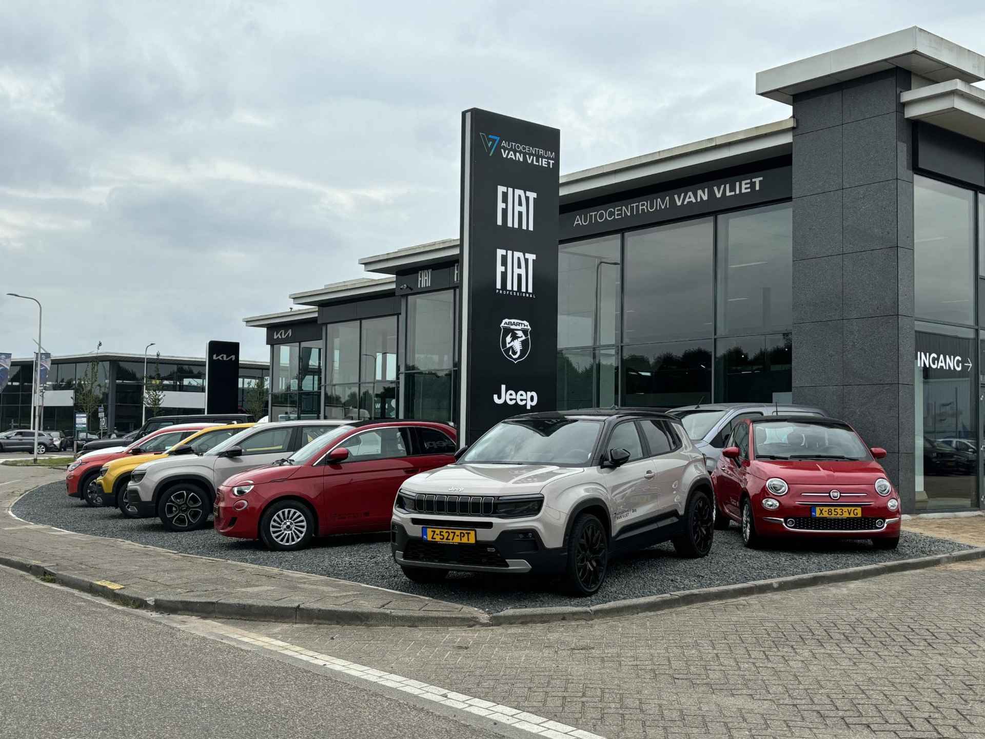 Fiat 600e RED 54 kWh | Uit voorraad leverbaar | Clima | Adapt. Cruise | 16" | PDC | Apple Carplay | Subsidie € 2.000,- * - 21/25