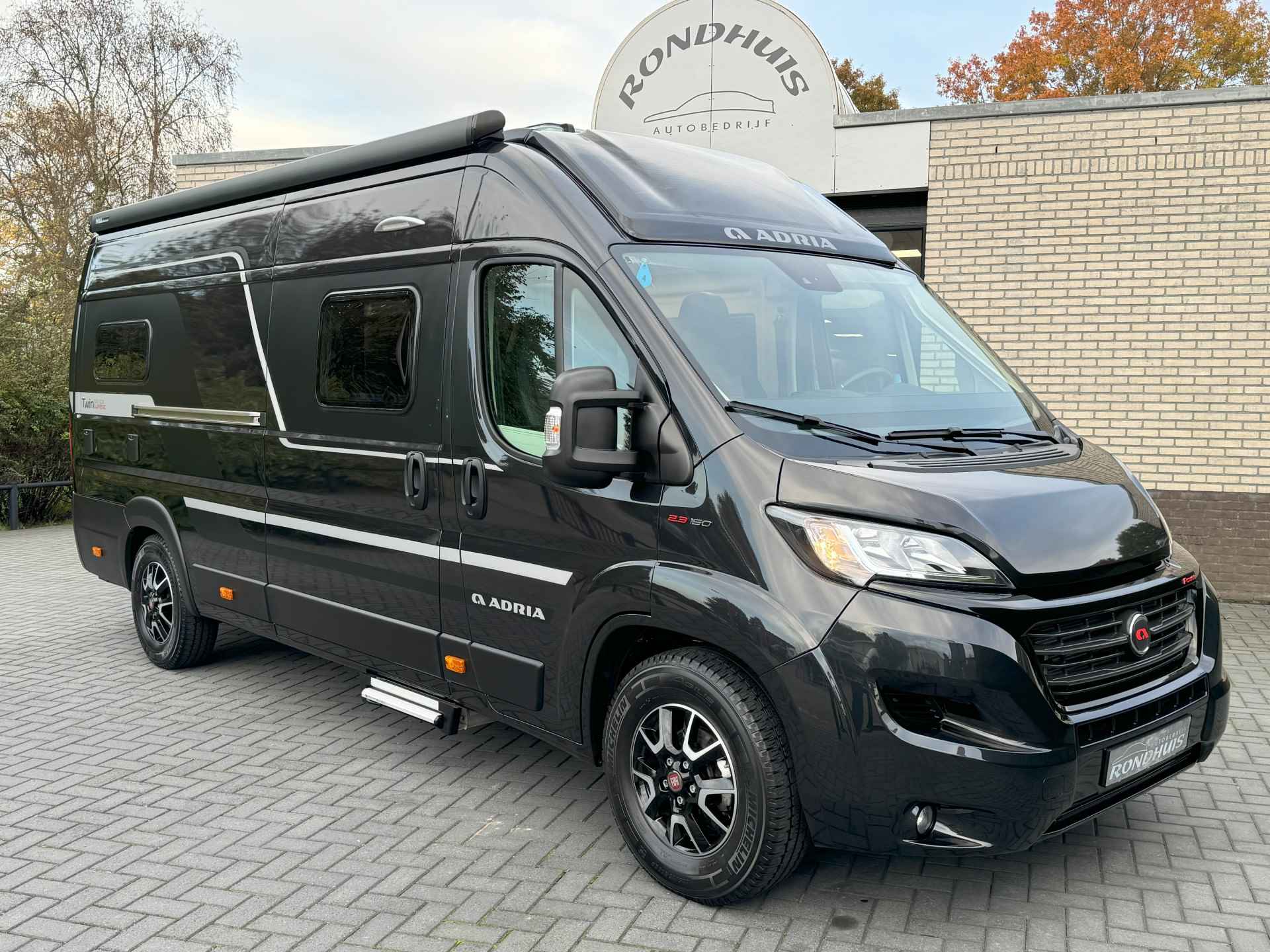 Adria Twin Supreme 640 SGX 160 pk AUTOMAAT 9-Traps Euro6 Fiat Ducato **Lengtebedden in hoogte verstelbaar/4 zitplaatsen/Afn. Trekhaak/ - 47/77