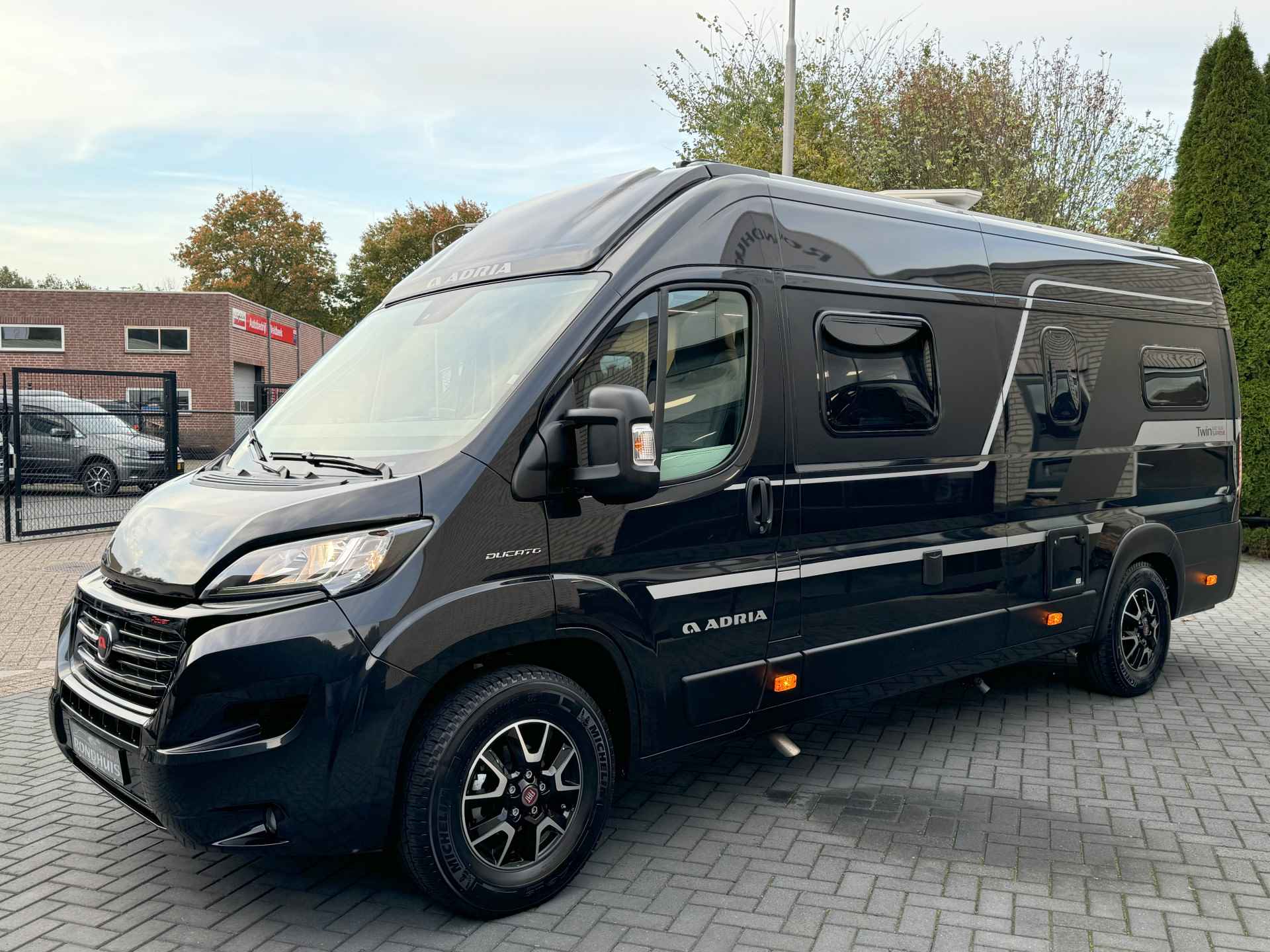 Adria Twin Supreme 640 SGX 160 pk AUTOMAAT 9-Traps Euro6 Fiat Ducato **Lengtebedden in hoogte verstelbaar/4 zitplaatsen/Afn. Trekhaak/ - 50/77