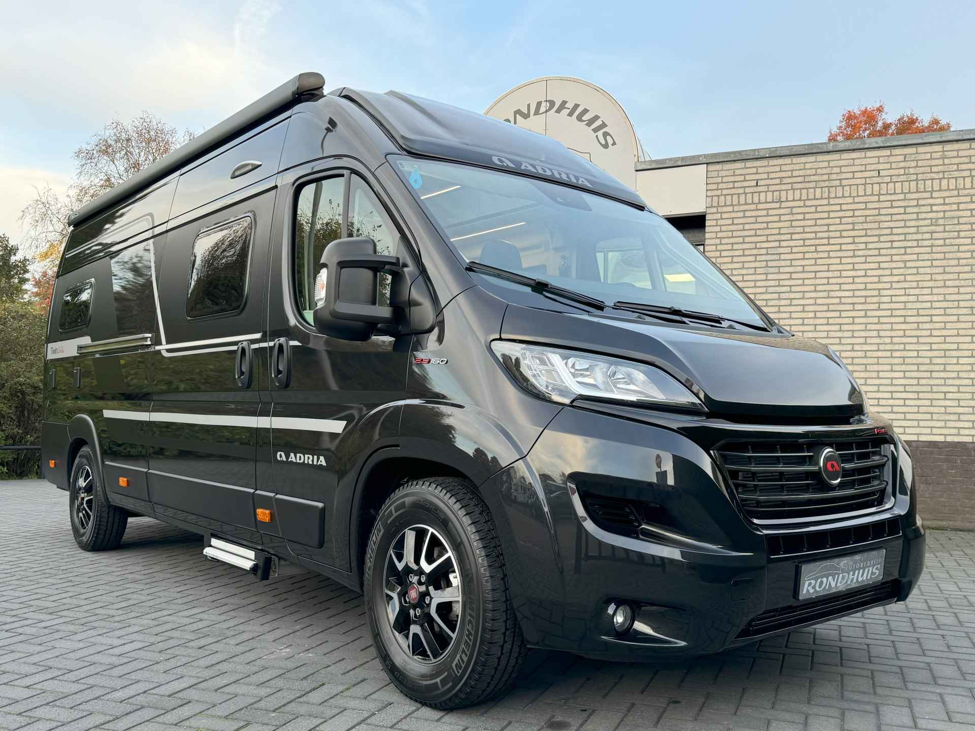 Adria Twin Supreme 640 SGX 160 pk AUTOMAAT 9-Traps Euro6 Fiat Ducato **Lengtebedden in hoogte verstelbaar/4 zitplaatsen/Afn. Trekhaak/ - 71/77