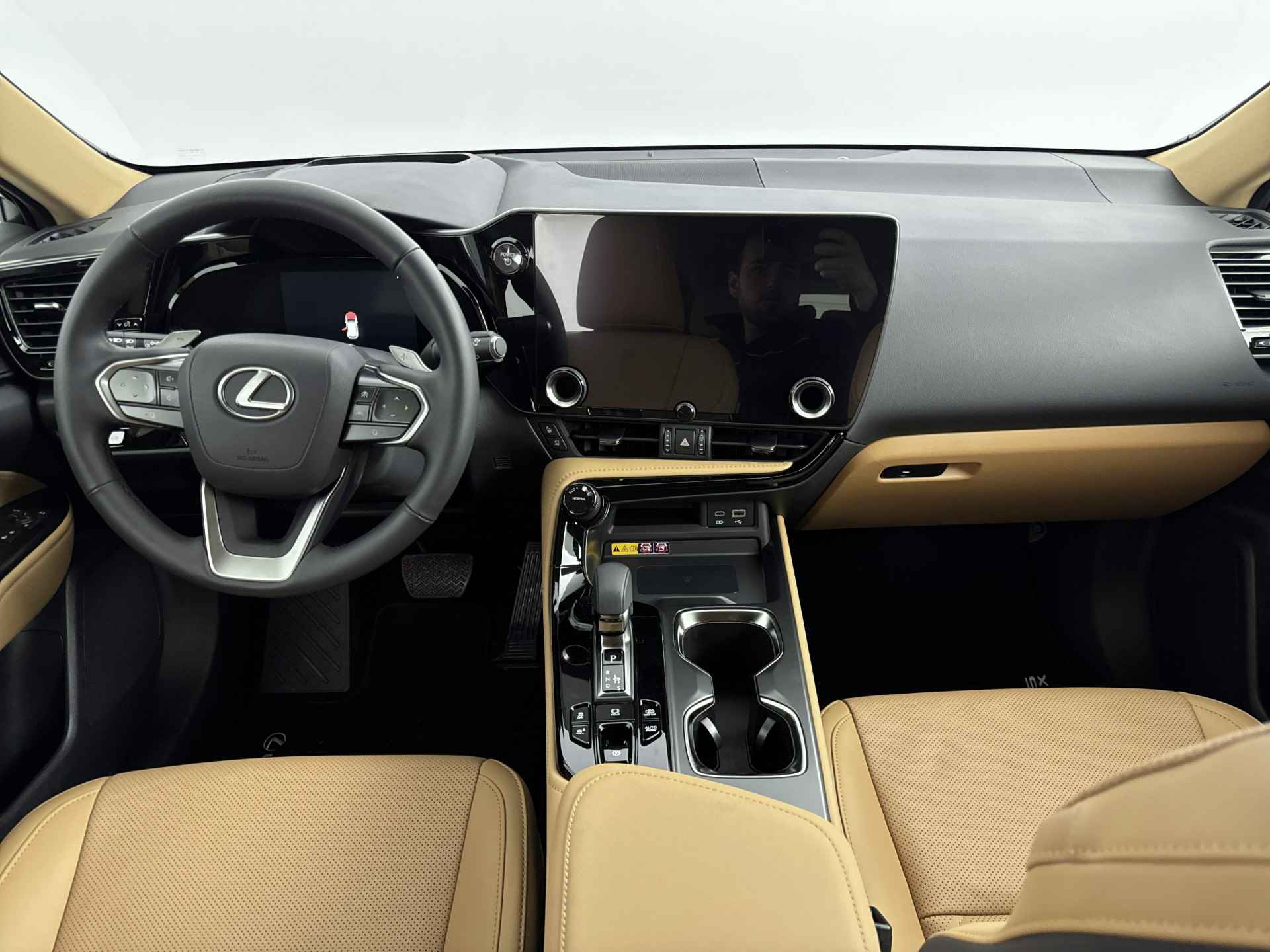 Lexus NX 450h+ AWD President Line Limited | Leder | Navigatie | Stoelverwarming/ventilatie | Stuurwiel verwarmd | LM velgen | Draadloze telefoonlader | - 5/40