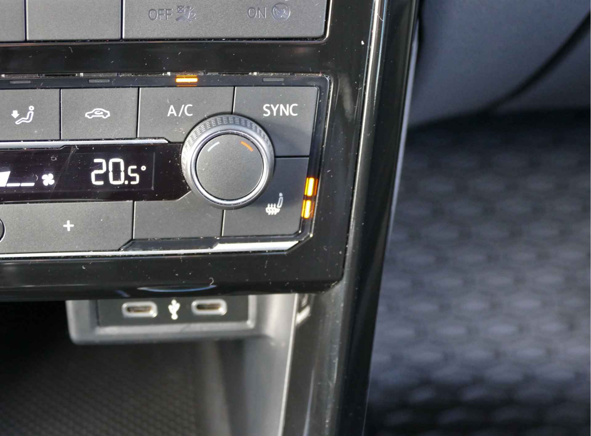 Volkswagen T-Cross 1.0 TSI | Apple CarPlay / Android auto | verwarmde stoelen | all-season-banden | navigatie - 11/55