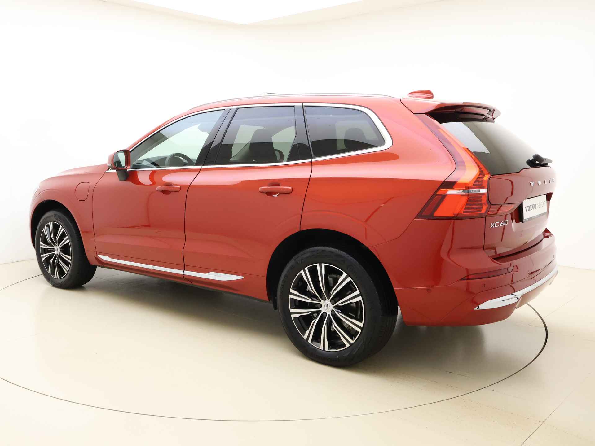 Volvo XC60 T6 350pk AWD Inscription / Long range / H&K Audio / Leder / Panoramadak / FULL-LED / Stoel + Stuurw. Verwarming / Elektr. Bestuurdersstoel / 360 Camera / Trekhaak / 19'' / ACC / Draadloze oplader / - 10/46