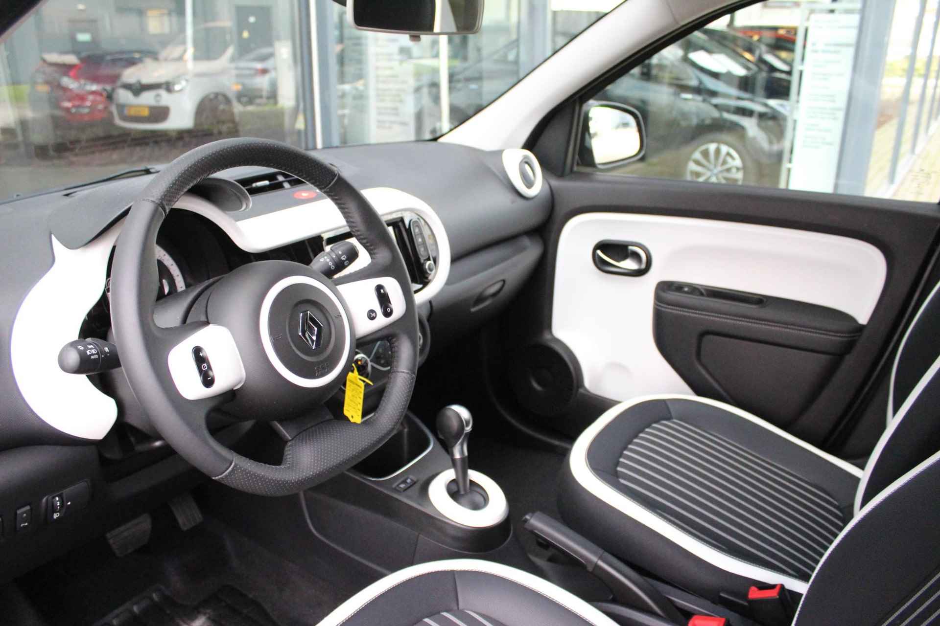 Renault Twingo E-Tech R80 Techno 2000 SUBSIDIE / CAMERA / PDC / NAVI / CRUISE / CLIMATE / DAB / APPLE CARPLAY /  ANDROID AUTO / PRIVACY GLAS / 15'' LMV - 17/54