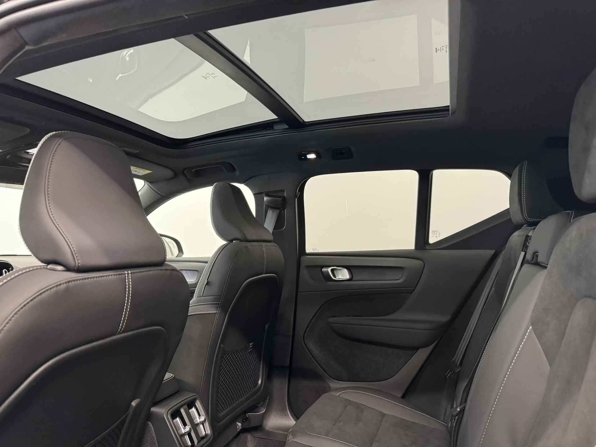 Volvo XC40 Extended Range Ultimate 82 kWh | Pixel LED | Alcantara | 20" wielen | 360o camera | Getint glas | - 10/42