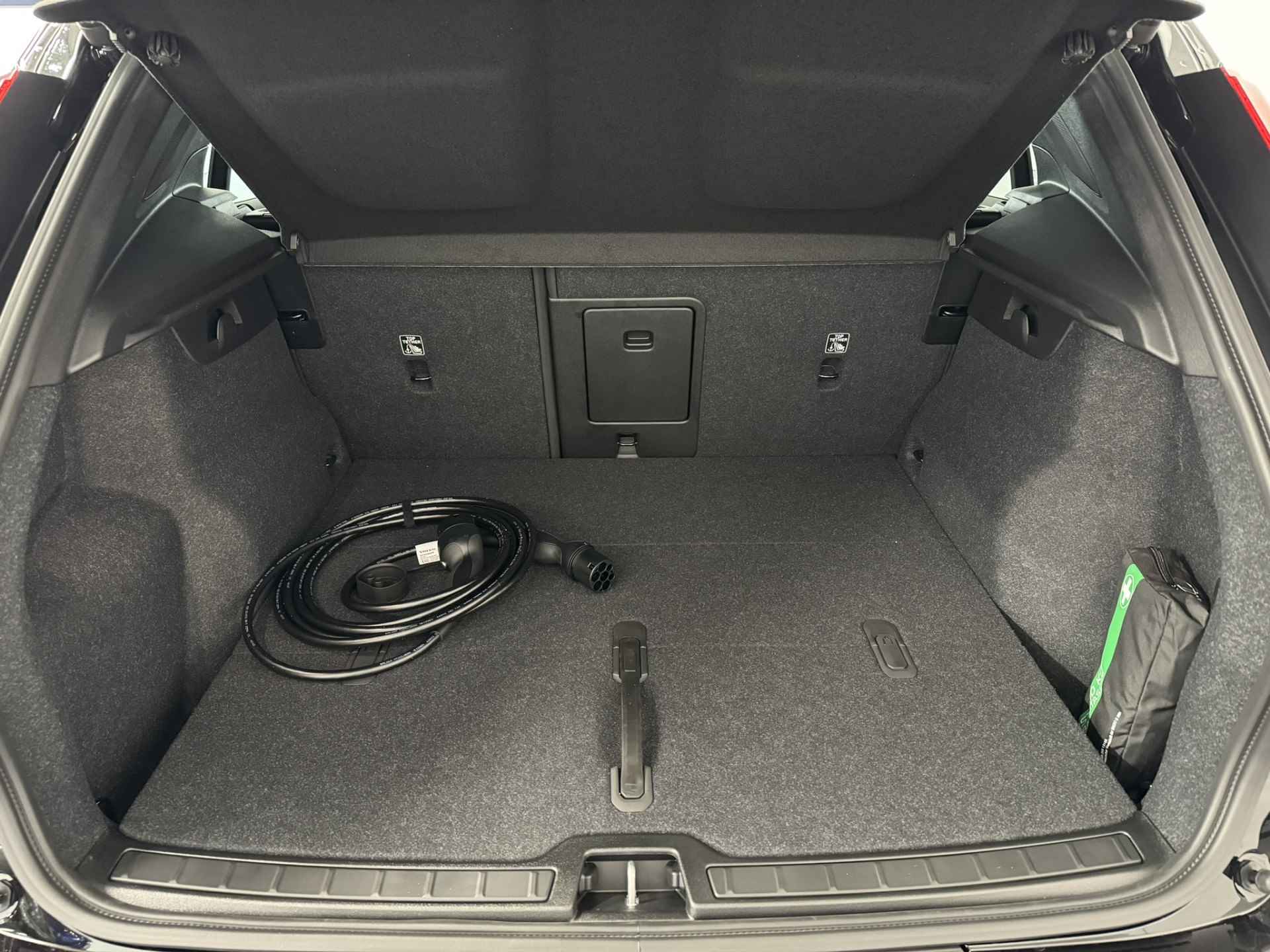 Volvo XC40 Extended Range Ultimate 82 kWh | Pixel LED | Alcantara | 20" wielen | 360o camera | Getint glas | - 13/42