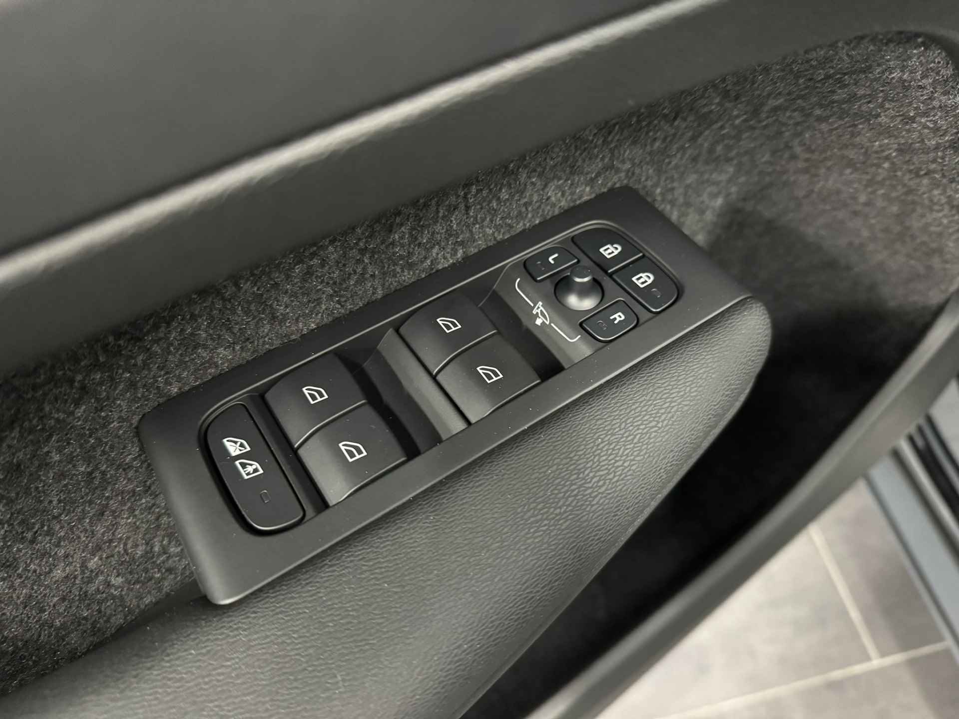 Volvo XC40 Extended Range Ultimate 82 kWh | Pixel LED | Alcantara | 20" wielen | 360o camera | Getint glas | - 17/42