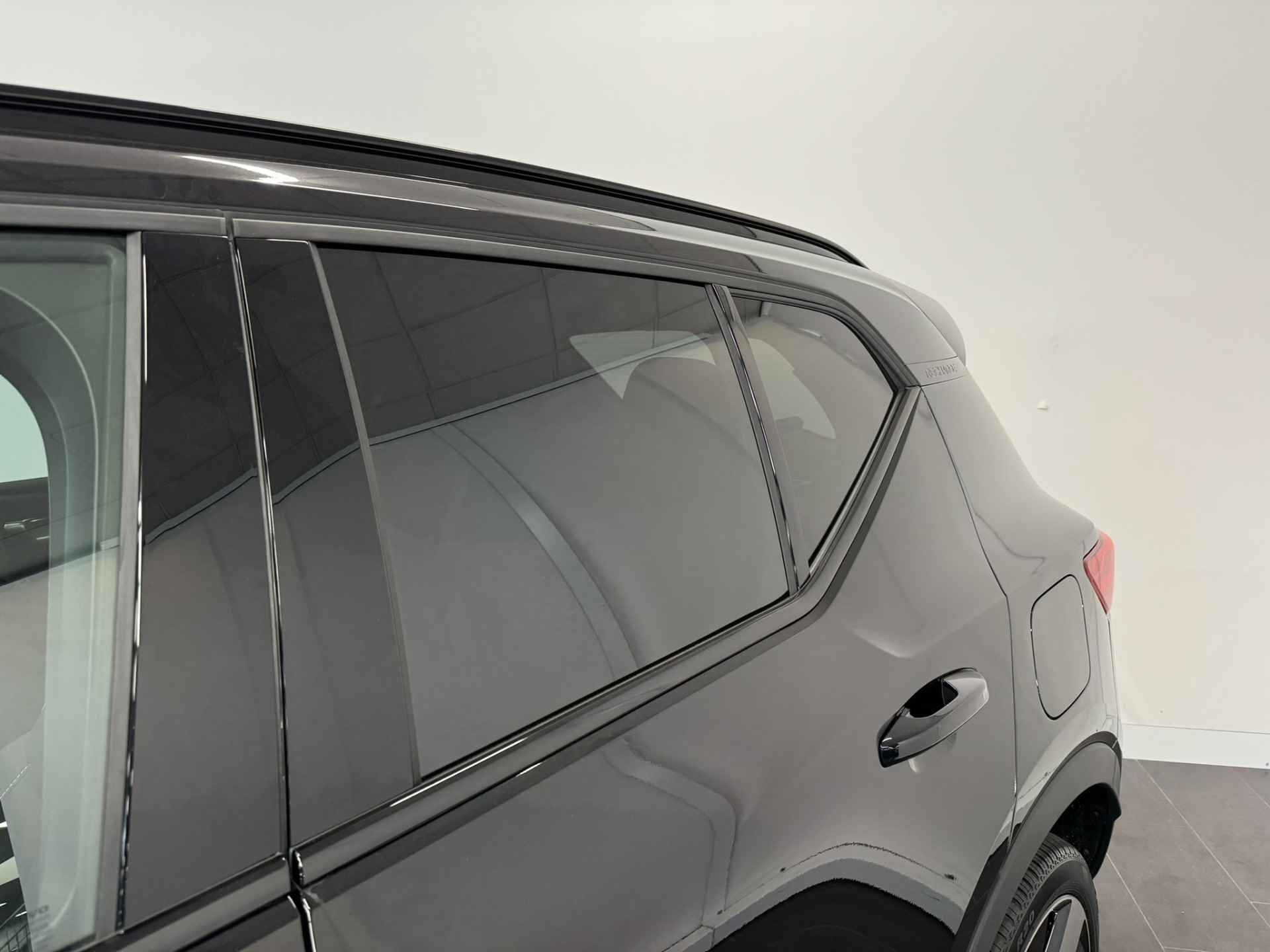 Volvo XC40 Extended Range Ultimate 82 kWh | Pixel LED | Alcantara | 20" wielen | 360o camera | Getint glas | - 39/42