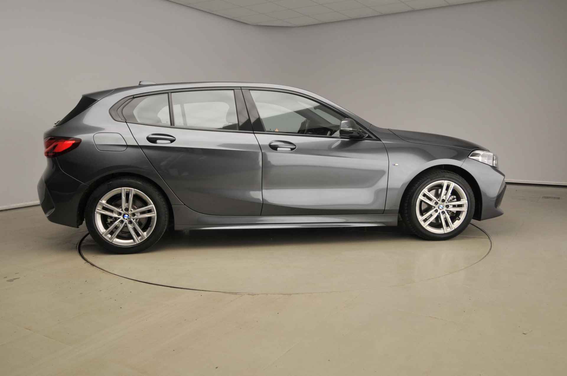 BMW 1 Serie 5-deurs 116i | M-Sportpakket | LED | Navigatie | Sportstoelen | Clima | PDC | Shadow line | Alu 17 inch - 5/44