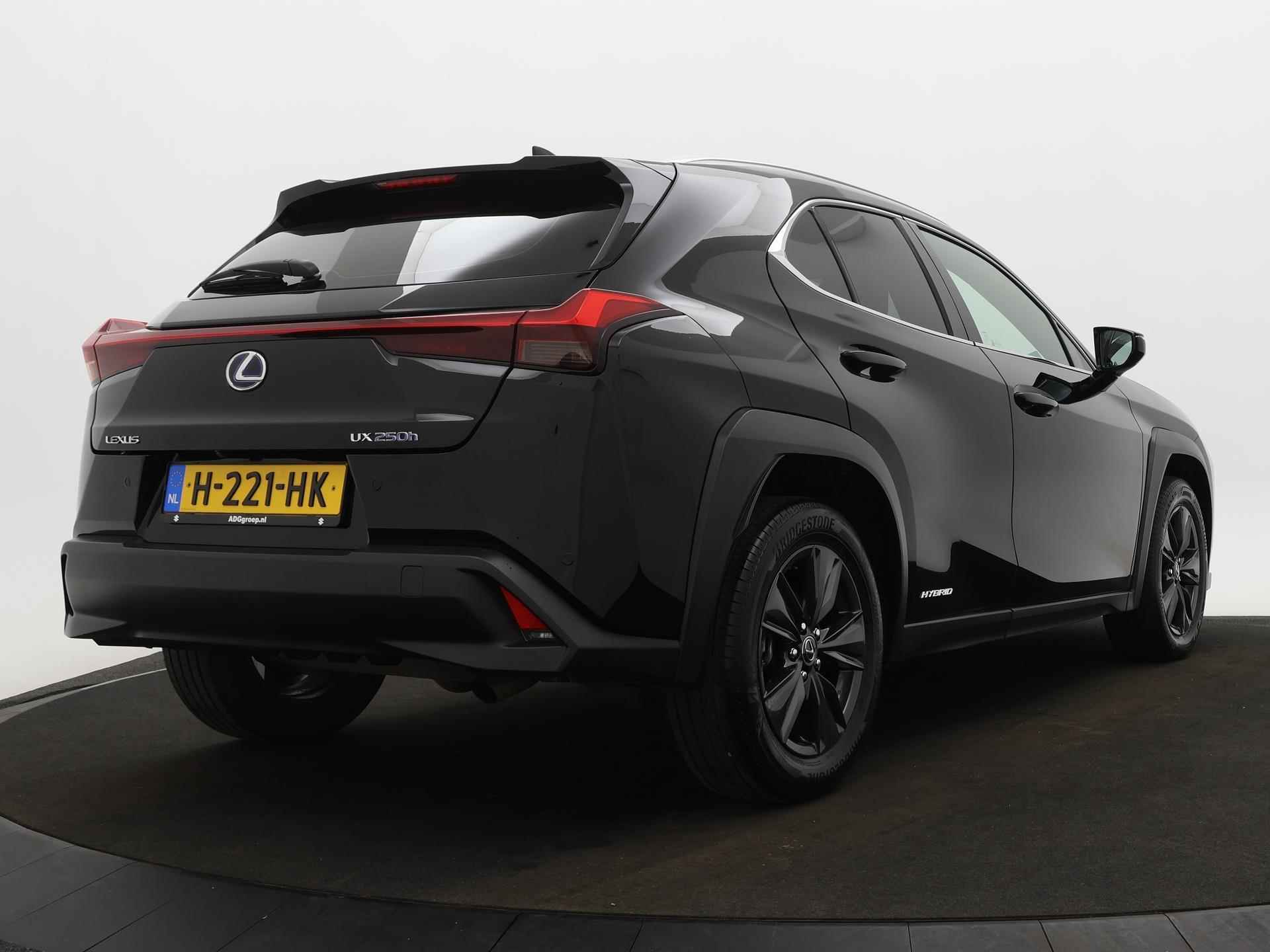 Lexus UX 250h First Edition | Navigatie | Apple Carplay | Android Auto | Stoelverwarming | Stuurwielverwarming | - 2/27