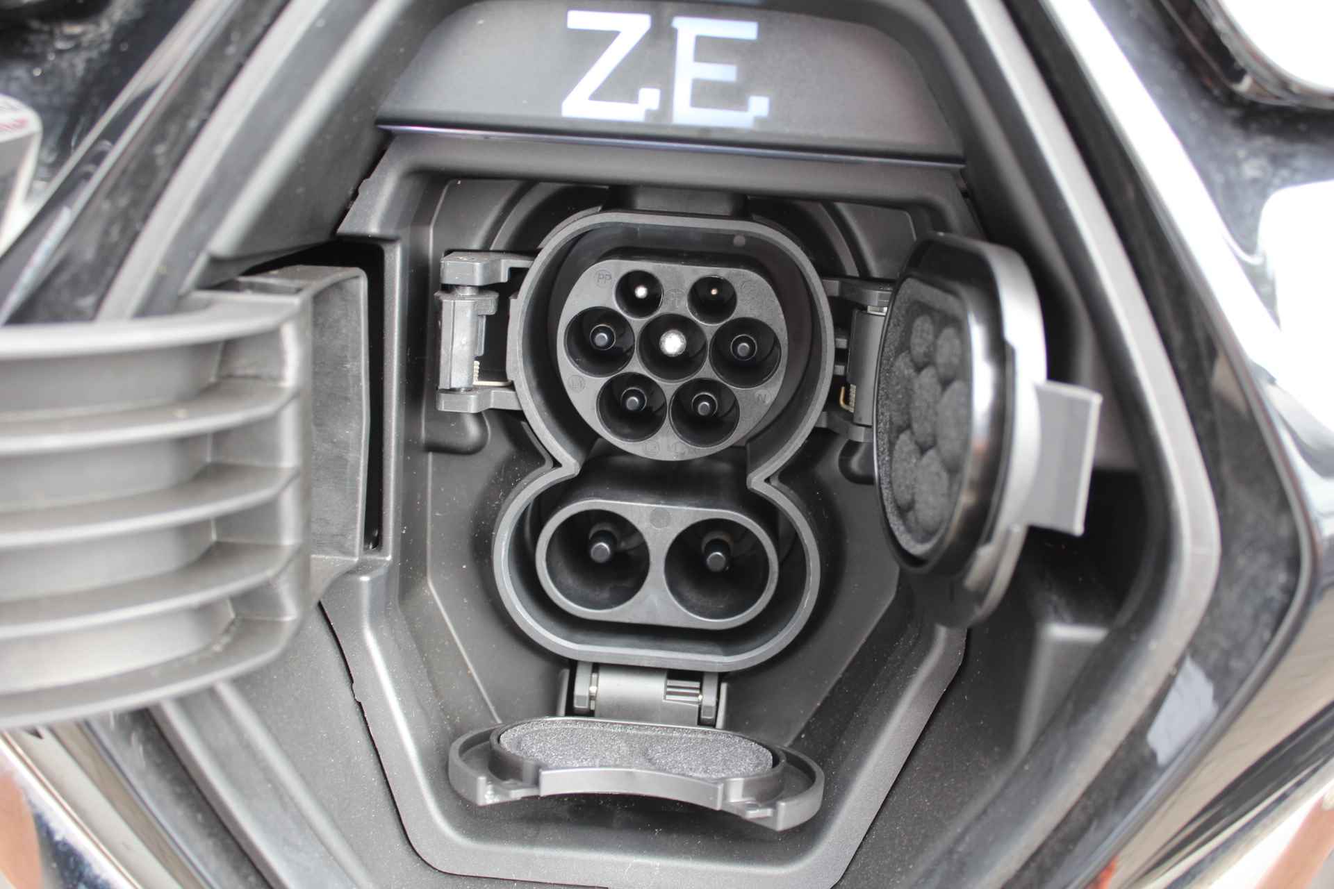 Renault ZOE R135 Intens 50,Incl accu € 2000,- SUBSIDIE CCS snellader, Rlink, Stoel verw. Stuurwiel verw, Camera - 40/41