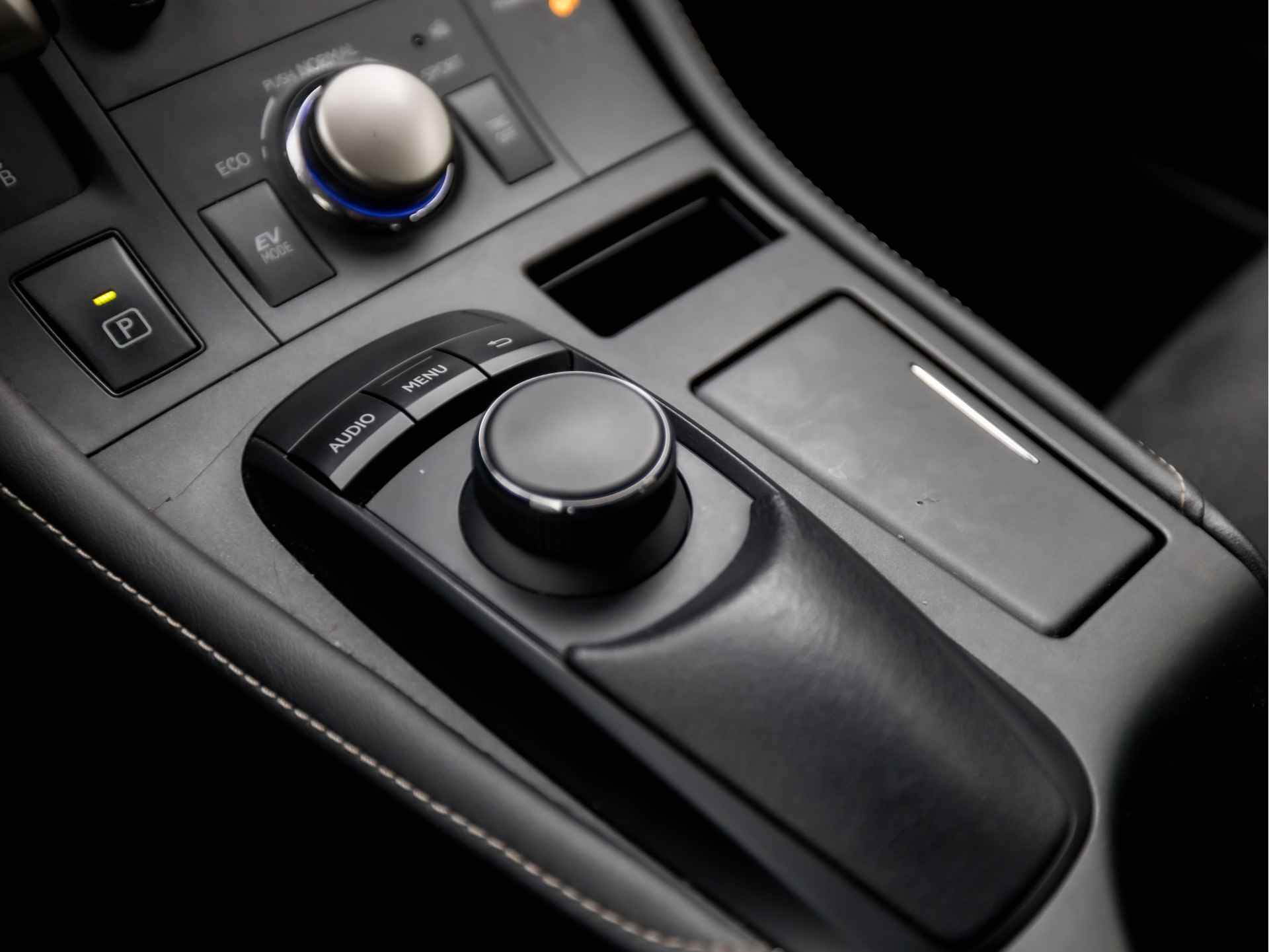 Lexus CT 200h Sport Automaat (NAVIGATIE, CLIMATE, XENON, NIEUWE APK, ALCANTARA SPORTSTOELEN, CRUISE, BLUETOOTH, LM VELGEN, NIEUWSTAAT) - 11/43