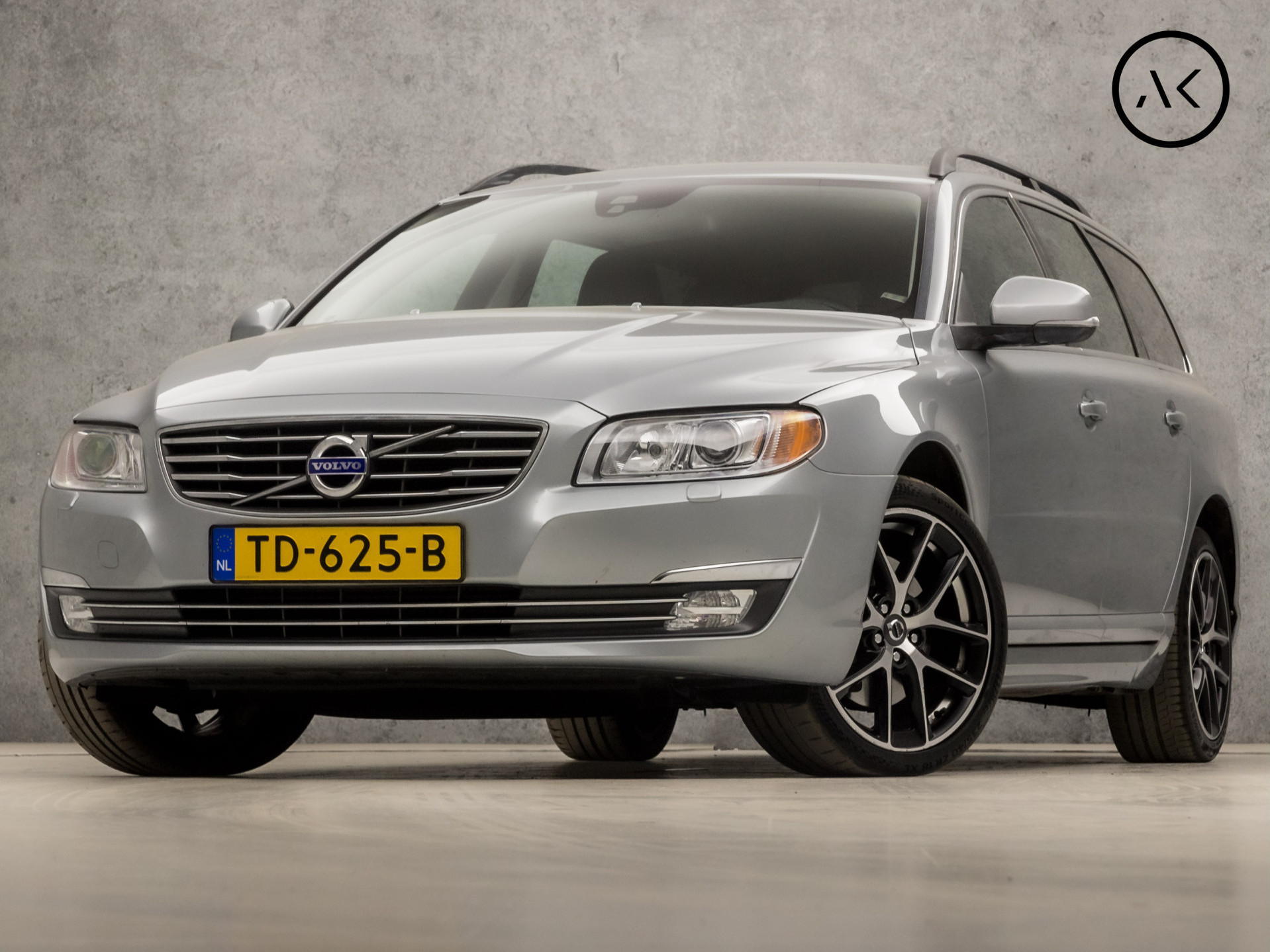 Volvo V70 2.0 T5 Summum 245Pk Automaat (NAVIGATIE, DIGITAL COCKPIT, MEMORY SEATS, LEDER, STOELVERWARMING, GETINT GLAS, PARKEERSENSOREN, XENON, TREKHAAK, CRUISE, NIEUWSTAAT)