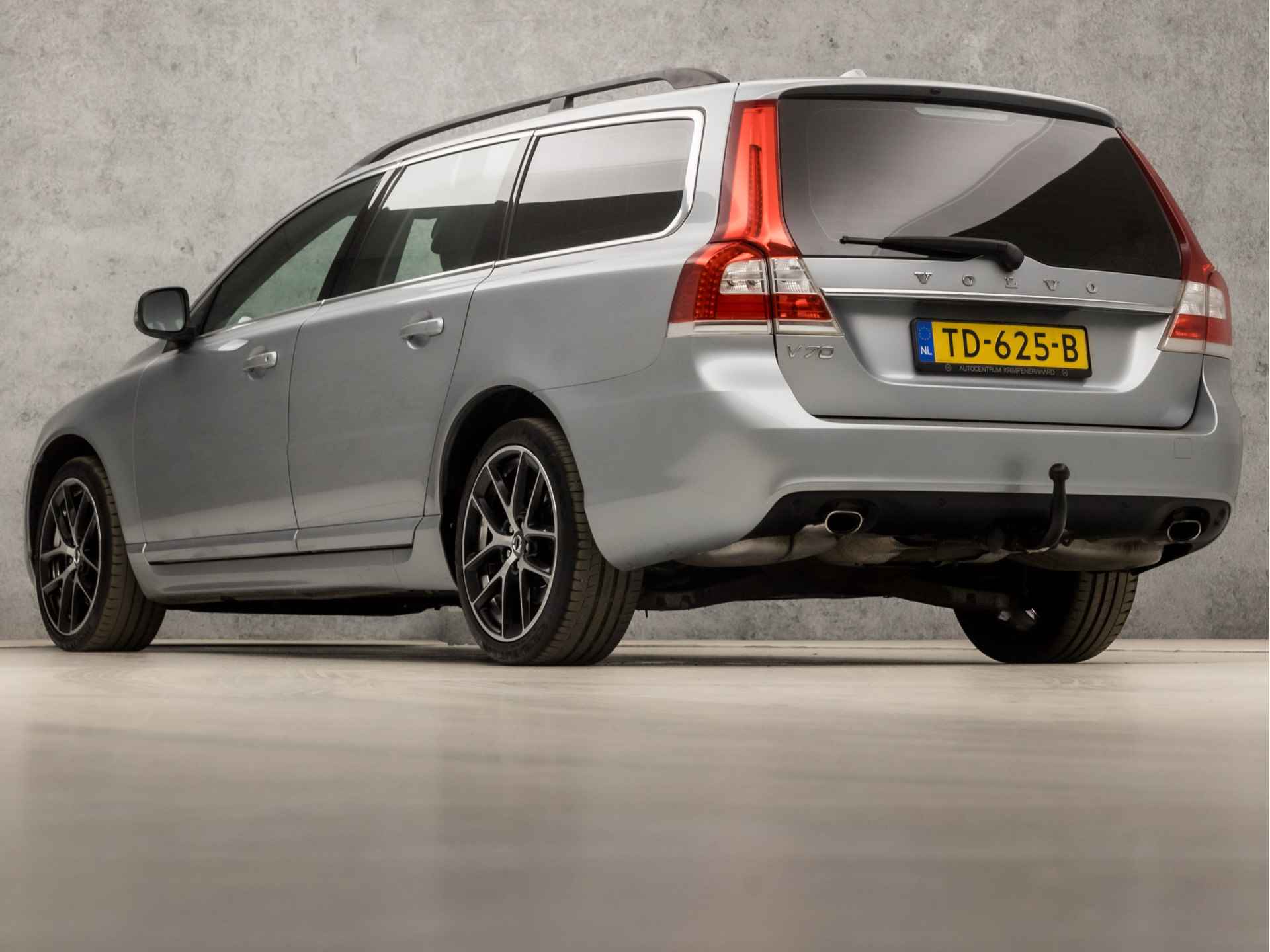 Volvo V70 2.0 T5 Summum 245Pk Automaat (NAVIGATIE, DIGITAL COCKPIT, MEMORY SEATS, LEDER, STOELVERWARMING, GETINT GLAS, PARKEERSENSOREN, XENON, TREKHAAK, CRUISE, NIEUWSTAAT) - 3/33