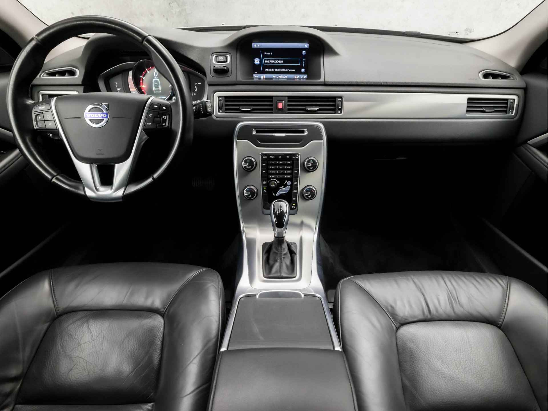 Volvo V70 2.0 T5 Summum 245Pk Automaat (NAVIGATIE, DIGITAL COCKPIT, MEMORY SEATS, LEDER, STOELVERWARMING, GETINT GLAS, PARKEERSENSOREN, XENON, TREKHAAK, CRUISE, NIEUWSTAAT) - 6/33