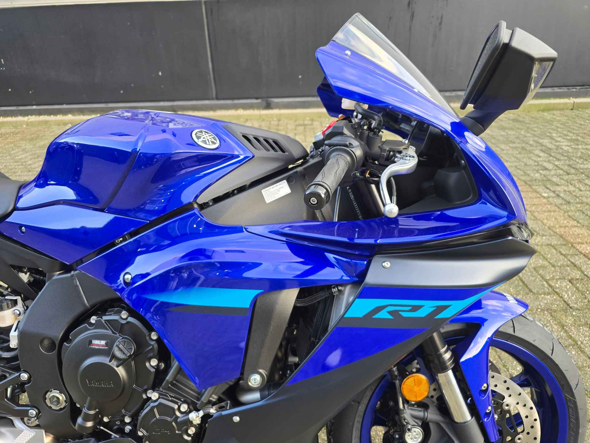 Yamaha YZF R1 - 2/22