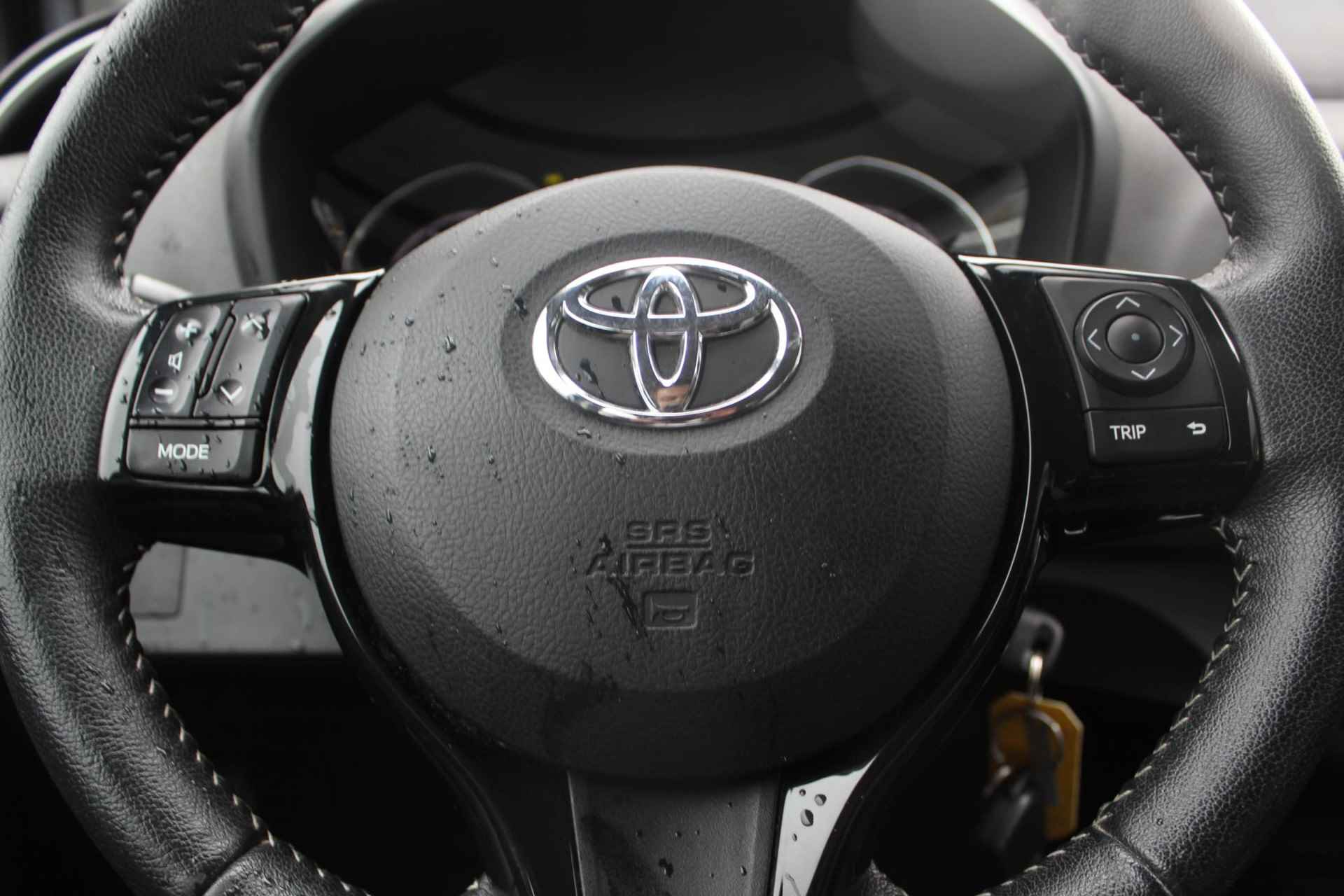 Toyota Yaris 1.0 VVT-I ASPIRATION STOEL VERWARMING AIRCO PARK-SENSOREN BLUETOOTH EL-SPIEGELS PARKEER CAMERA ALL-SEASON BANDEN AFS-CENTRAAL REGEN SENSOR AUTOM-GROOTLICHT - 6/28