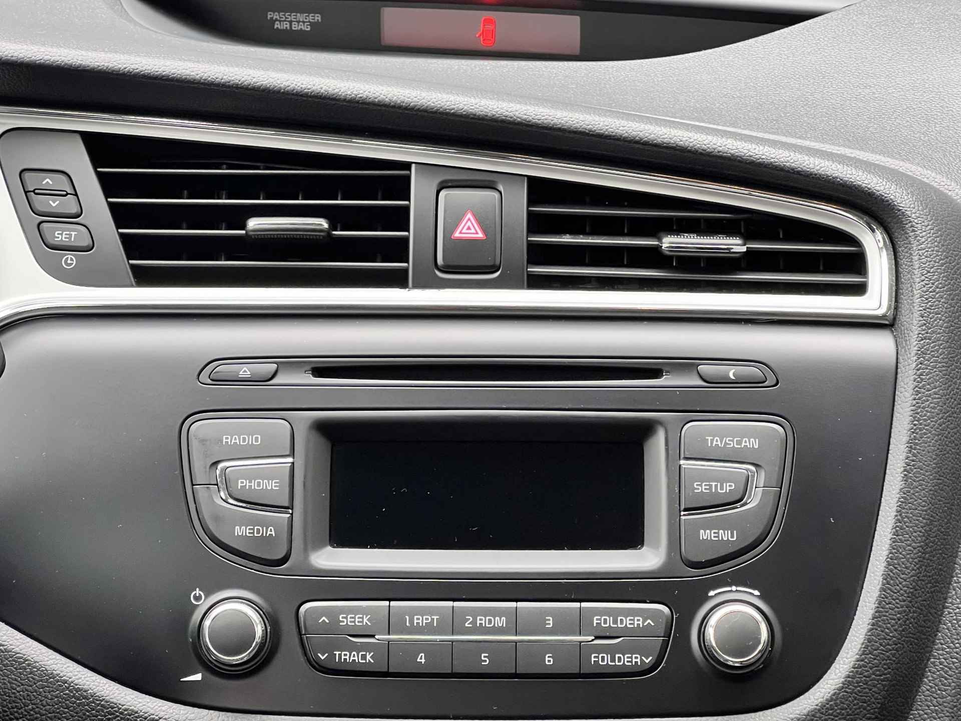 Kia cee'd Sportswagon 1.6 GDI ComfortLine 135PK Apple Carplay, Stoelverwarming, Stuurverwarming, Isofix, Dakrails, Airconditioning, Bluetooth, AUX/USB aansluiting, Elektrische ramen (MET GARANTIE*) - 14/27