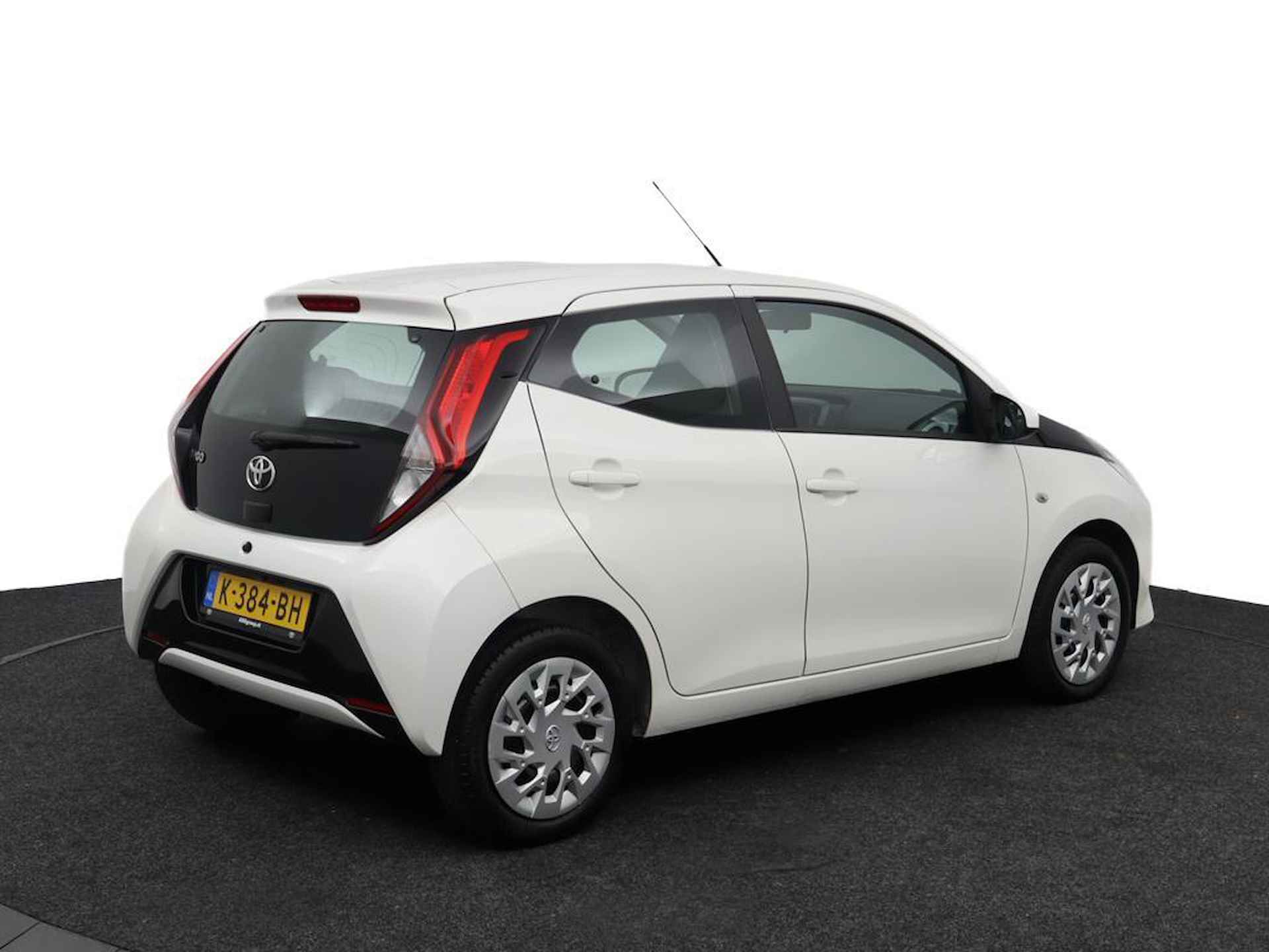 Toyota Aygo 1.0 VVT-i x-play | Automaat | Apple car play | Android auto | Parkeercamera | Airco | - 2/43