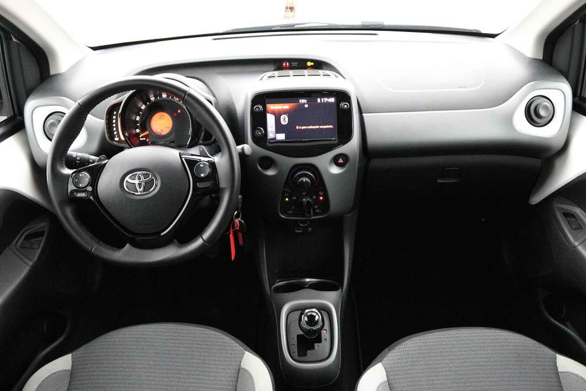 Toyota Aygo 1.0 VVT-i x-play | Automaat | Apple car play | Android auto | Parkeercamera | Airco | - 4/43