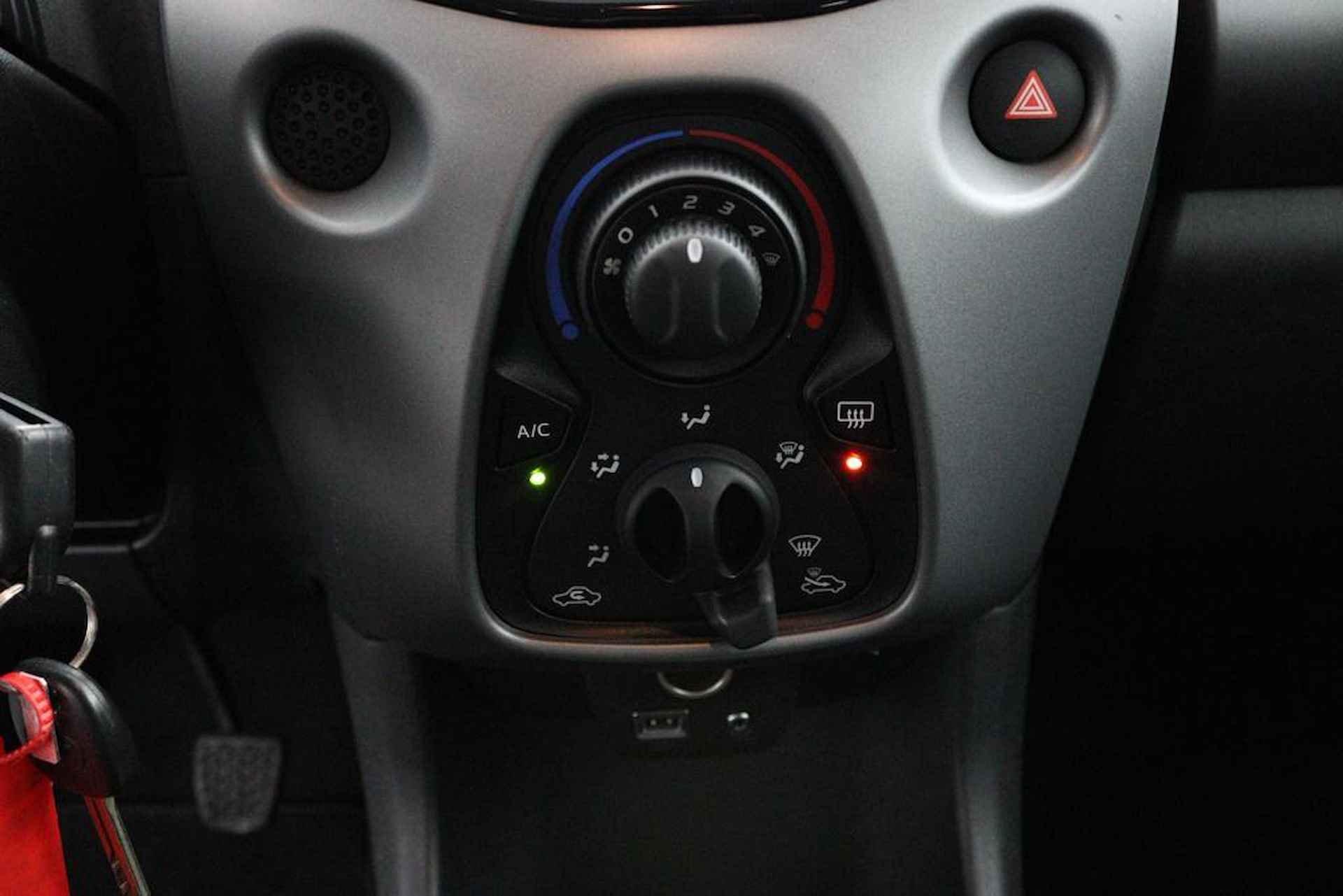 Toyota Aygo 1.0 VVT-i x-play | Automaat | Apple car play | Android auto | Parkeercamera | Airco | - 7/43