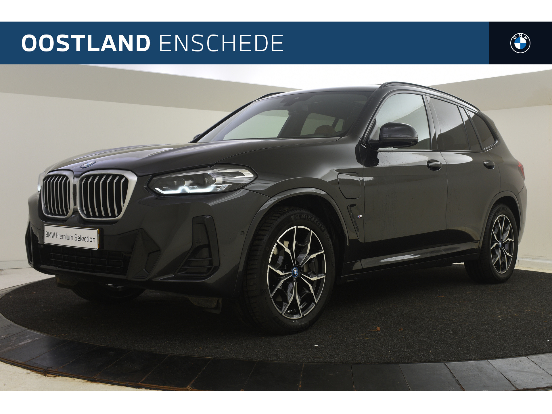 BMW X3 xDrive30e High Executive M Sport Automaat / Panoramadak / Trekhaak / Sportstoelen / Stoelverwarming / Parking Assistant Plus / Gesture Control / Live Cockpit Professional