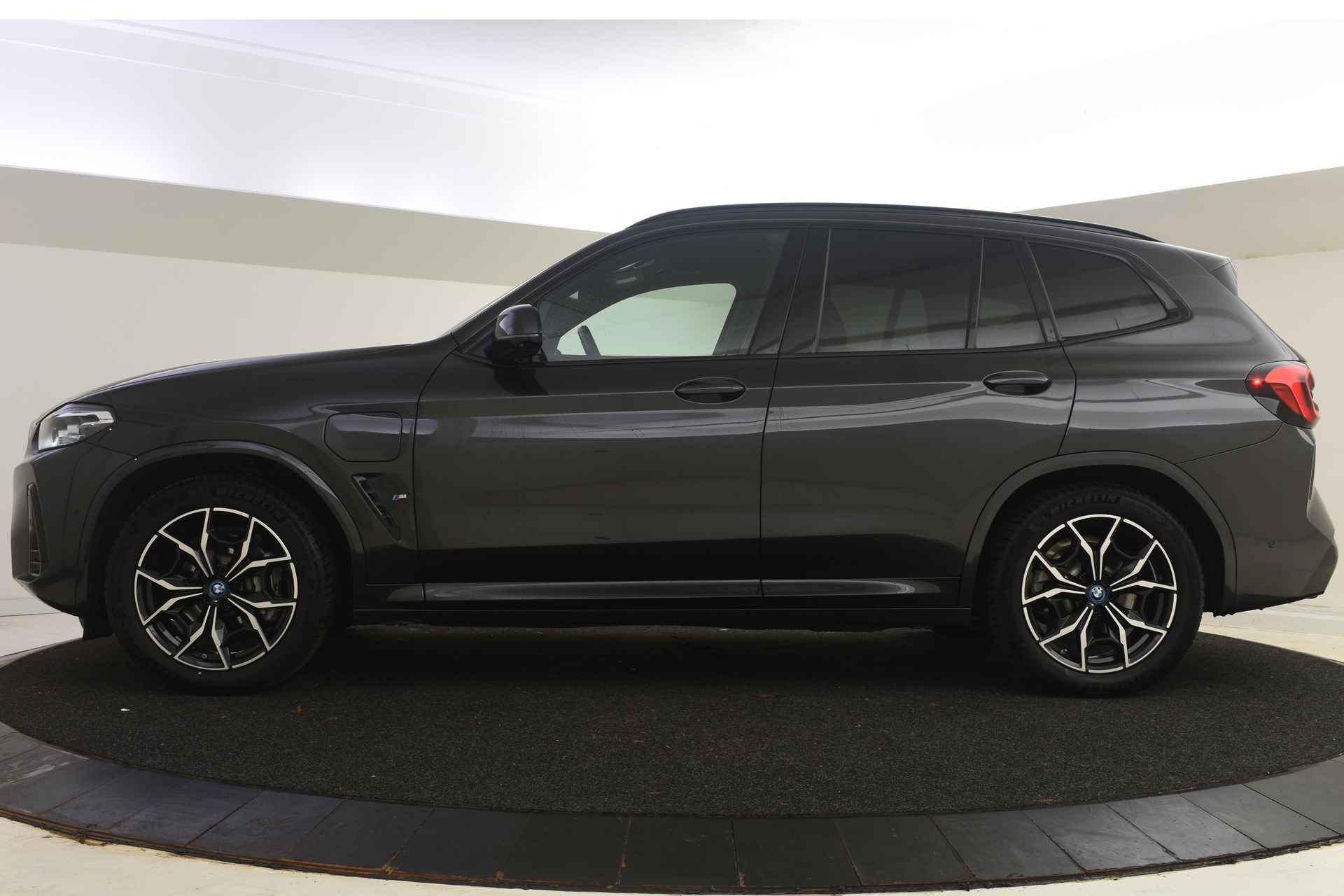 BMW X3 xDrive30e High Executive M Sport Automaat / Panoramadak / Trekhaak / Sportstoelen / Stoelverwarming / Parking Assistant Plus / Gesture Control / Live Cockpit Professional - 5/52