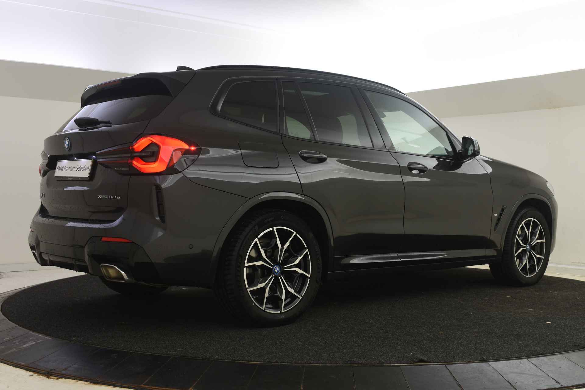 BMW X3 xDrive30e High Executive M Sport Automaat / Panoramadak / Trekhaak / Sportstoelen / Stoelverwarming / Parking Assistant Plus / Gesture Control / Live Cockpit Professional - 14/52