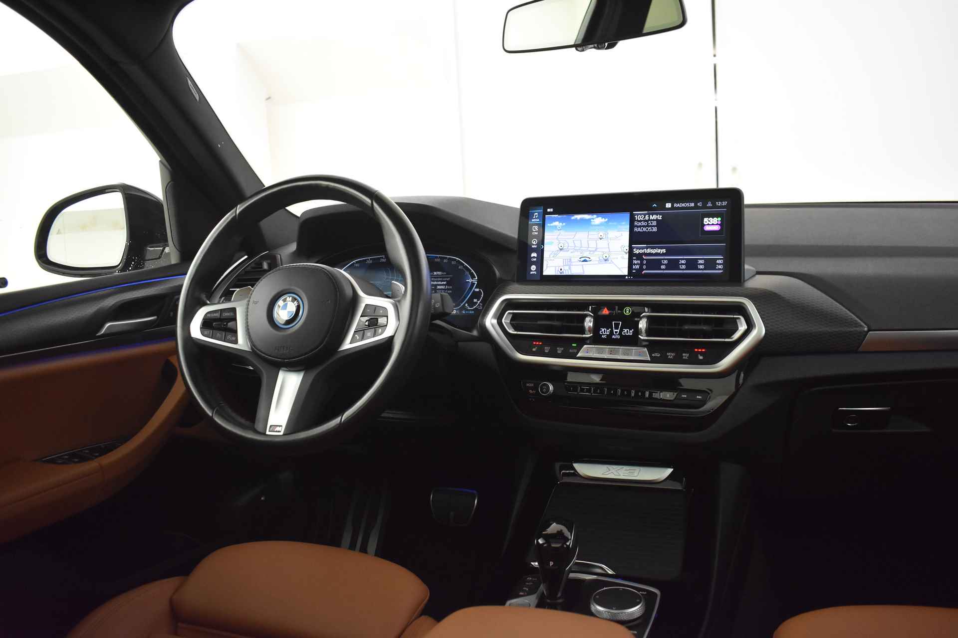 BMW X3 xDrive30e High Executive M Sport Automaat / Panoramadak / Trekhaak / Sportstoelen / Stoelverwarming / Parking Assistant Plus / Gesture Control / Live Cockpit Professional - 17/52