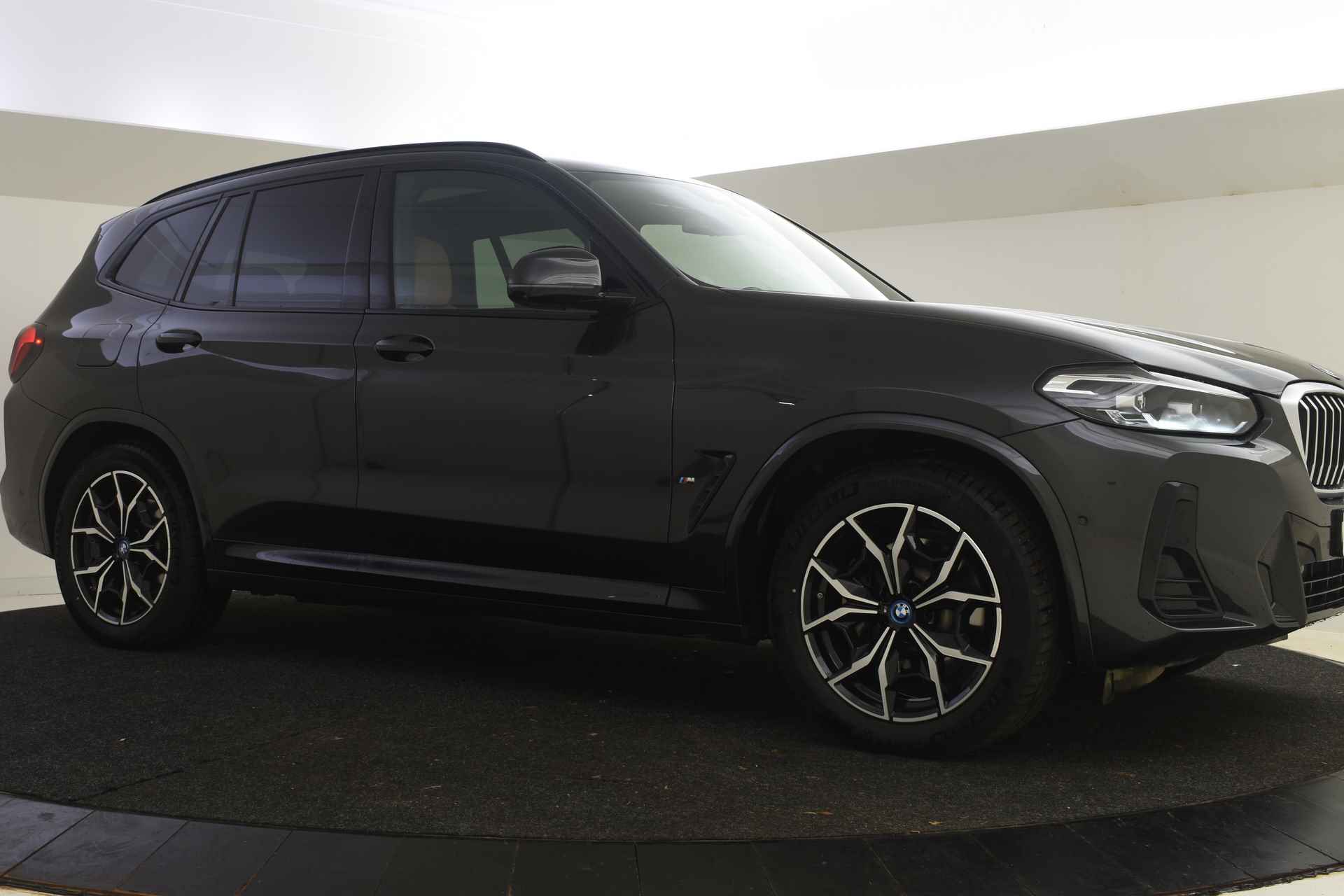 BMW X3 xDrive30e High Executive M Sport Automaat / Panoramadak / Trekhaak / Sportstoelen / Stoelverwarming / Parking Assistant Plus / Gesture Control / Live Cockpit Professional - 23/52