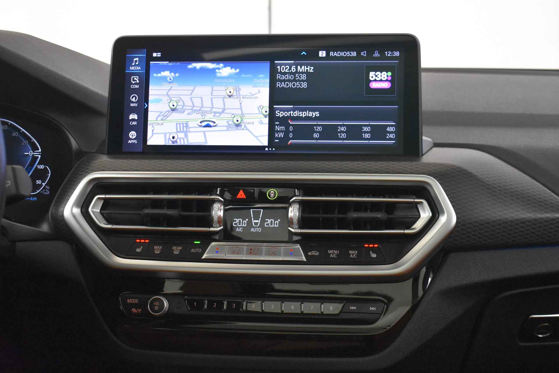 BMW X3 xDrive30e High Executive M Sport Automaat / Panoramadak / Trekhaak / Sportstoelen / Stoelverwarming / Parking Assistant Plus / Gesture Control / Live Cockpit Professional - 25/52