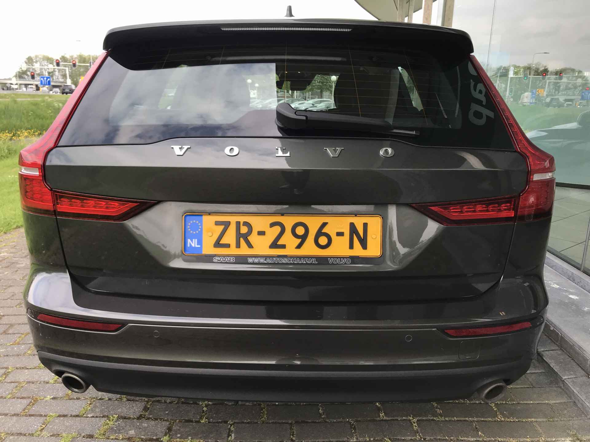 Volvo V60 2.0 T4 Momentum Pro Automaat | Rijklaar incl 12 mnd Bovag | Sportstoelen Trekhaak Hout afwerking - 4/36
