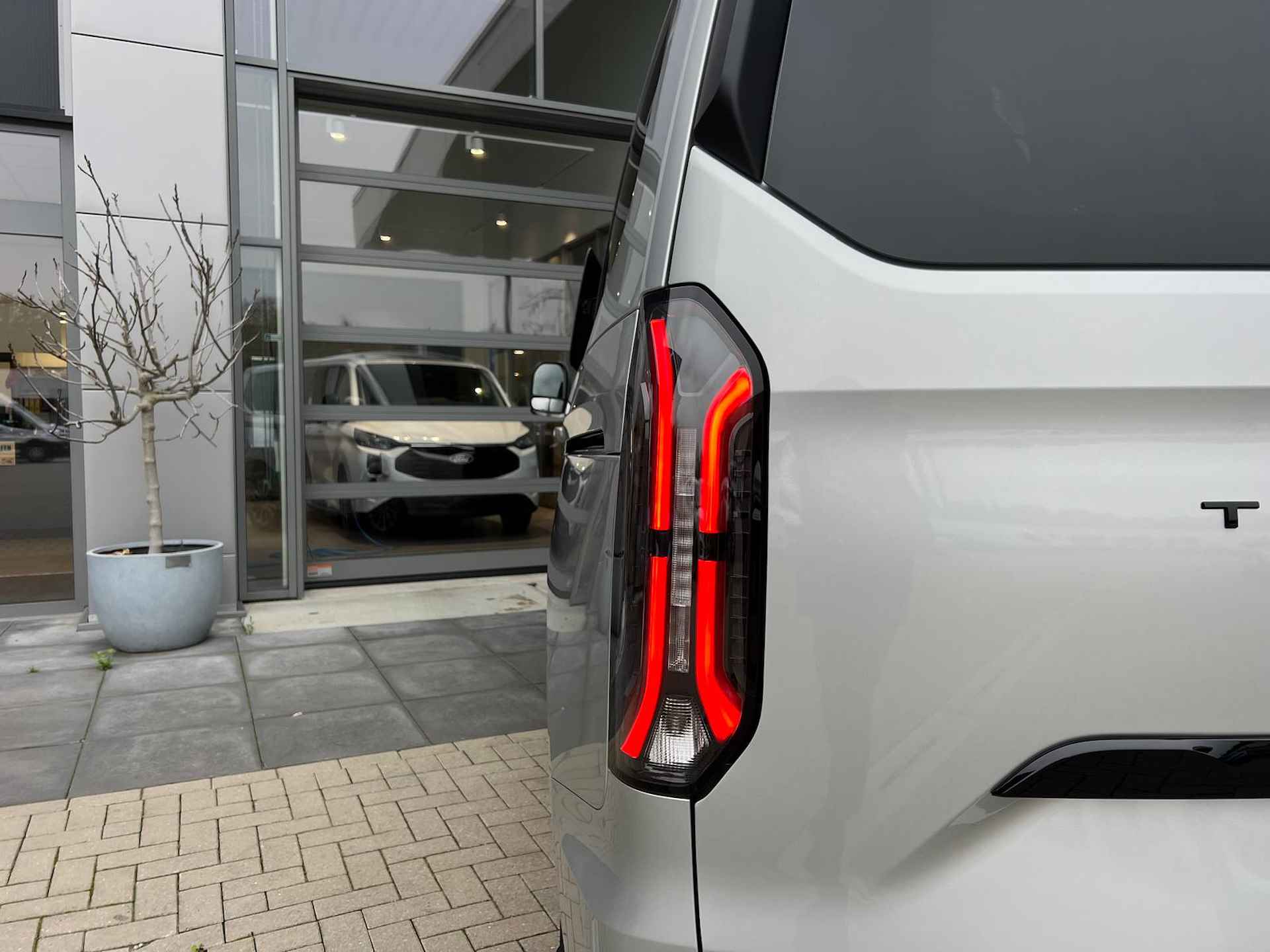 Ford Tourneo Custom PHEV 233PK TITANIUM X L1 | Geel kenteken | Incl. BPM & BTW | 8 Persoons | Zeer Luxe | - 14/53