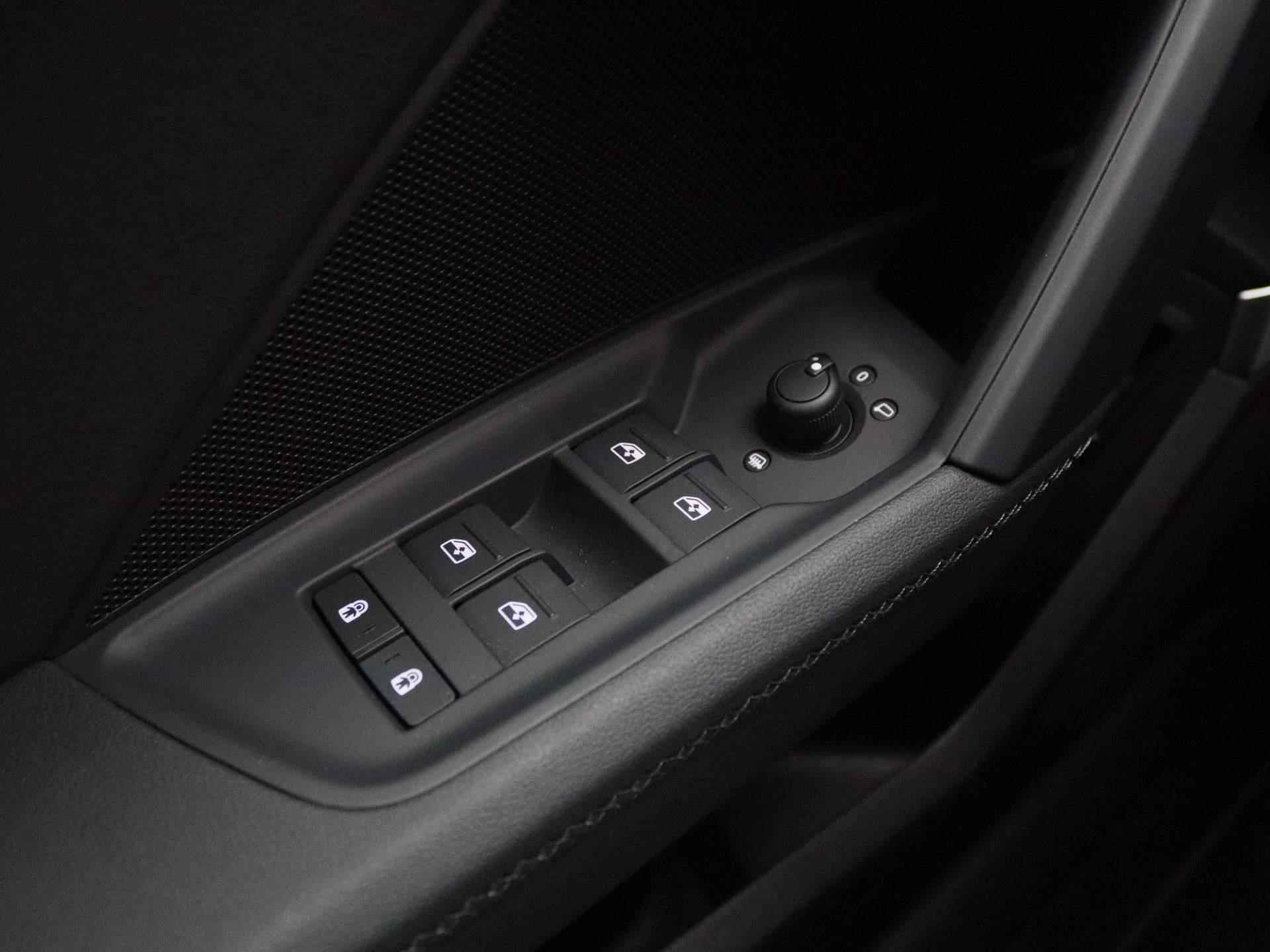 Audi A3 Limousine 30 TFSI S edition 110 PK | S-line exterieur | Automaat | Navigatie | Panoramadak | Adaptive Cruise Control | Half-Leder | Trekhaak | Parkeersensoren | Stoelverwarming | Lichtmetalen velgen | Climate Control | B&O Sound System | Fabrieksgarantie | - 27/46